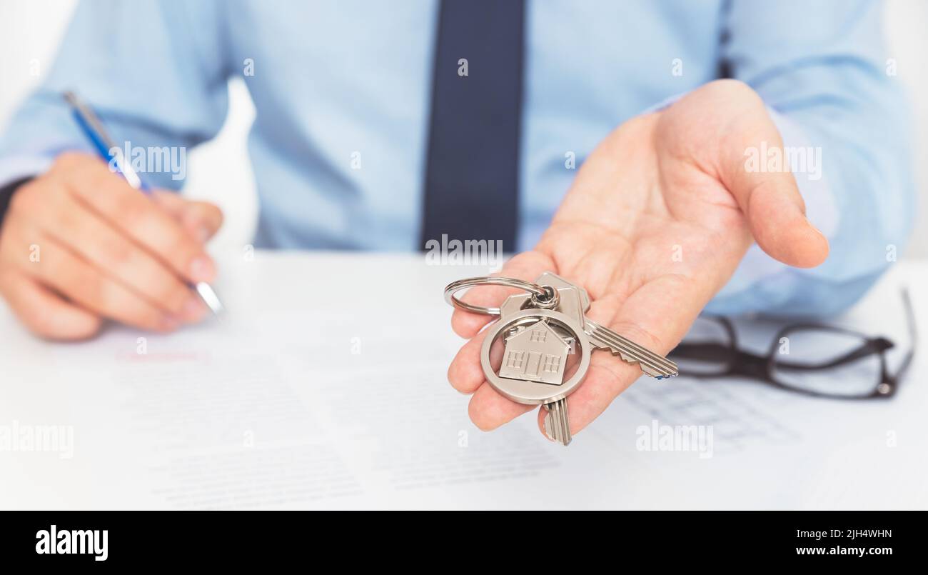 Agente inmobiliario con las llaves de la casa. Comprar un apartamento nuevo concepto Foto de stock