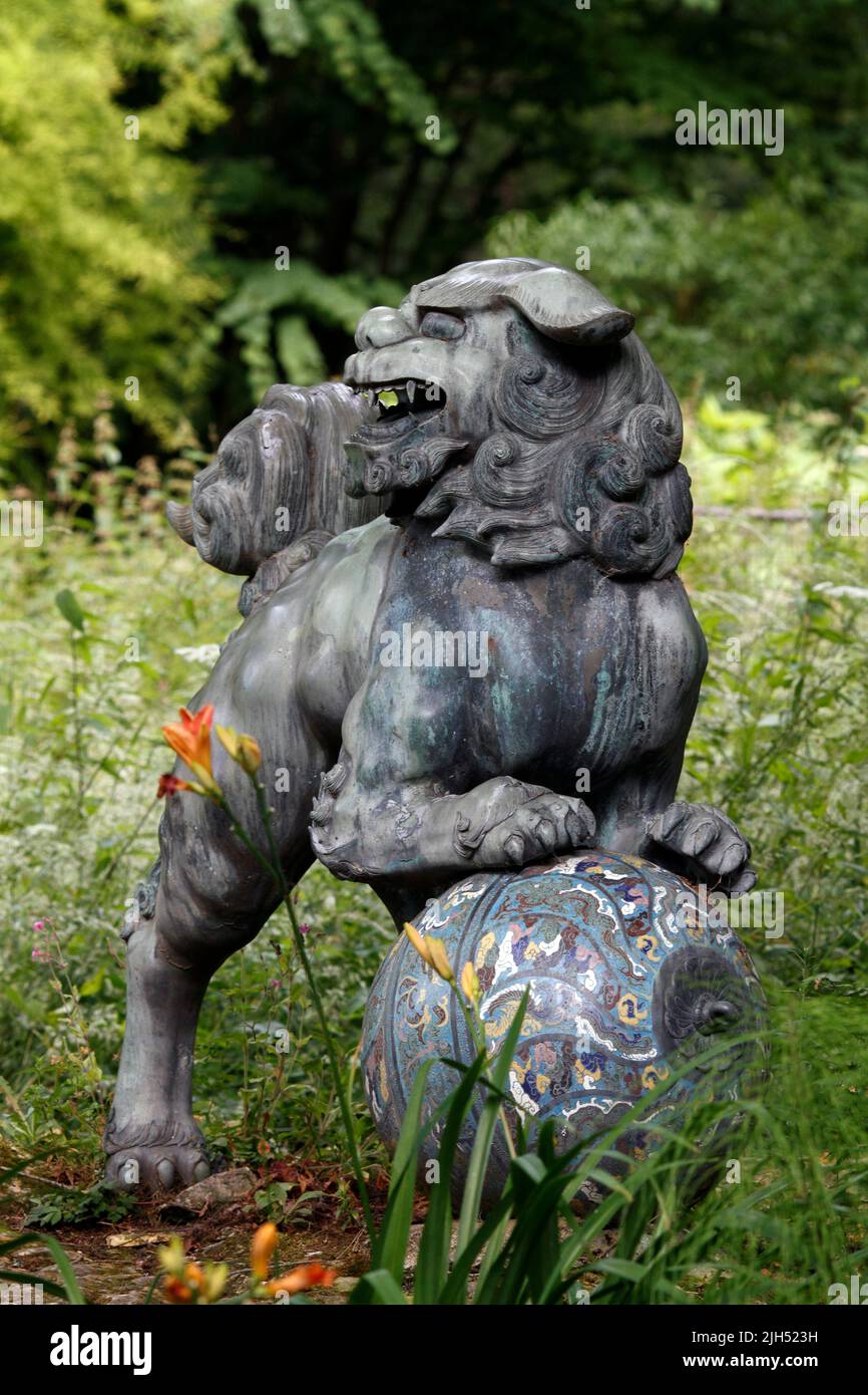 Escultura de bronce chino y esmalte foo perro en Batsford Arboretum, Cotswolds Reino Unido Foto de stock