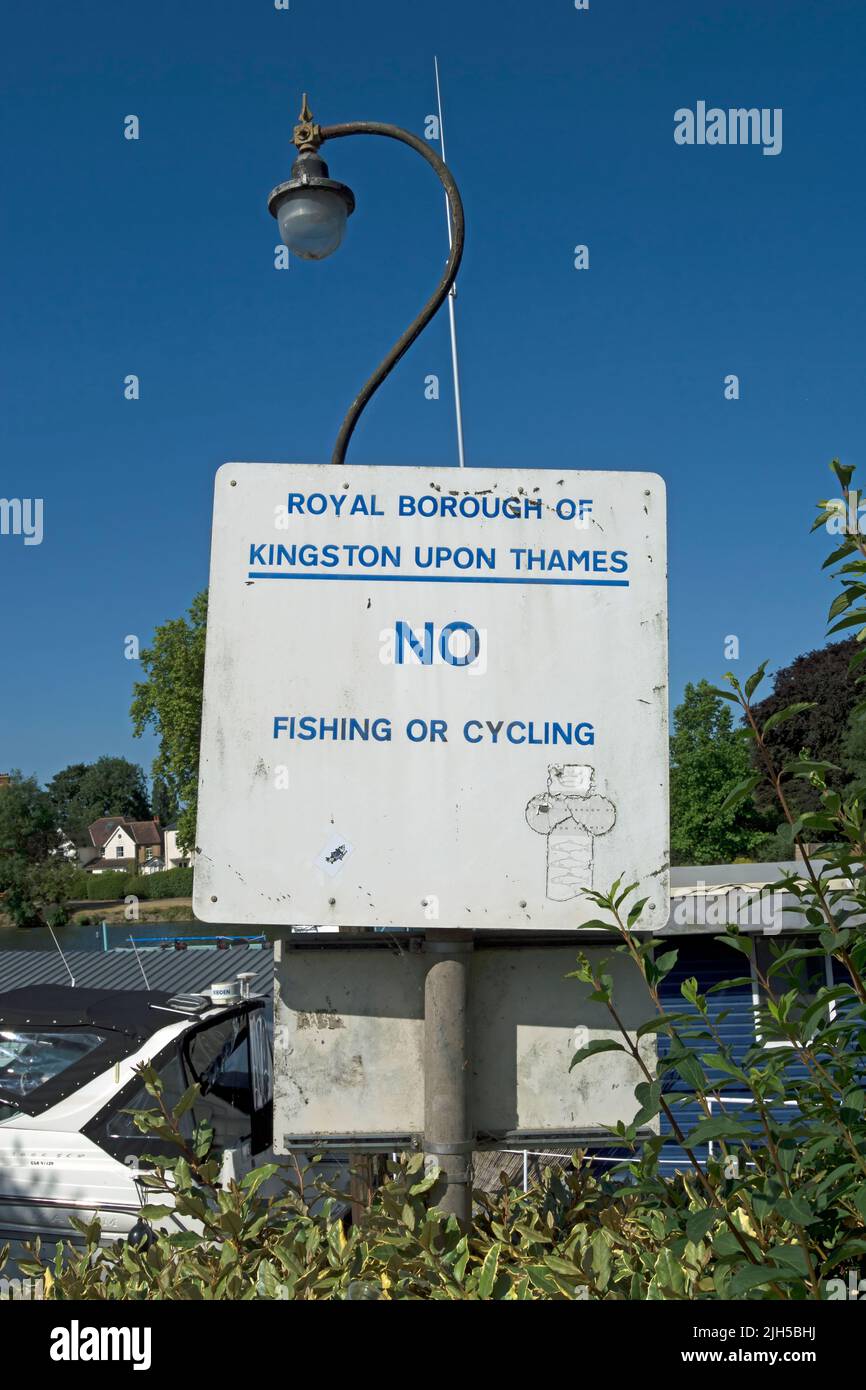 junto al río támesis, un distrito real de kingston upon thames muestra que no se puede pescar ni montar en bicicleta, kingston, surrey, inglaterra Foto de stock