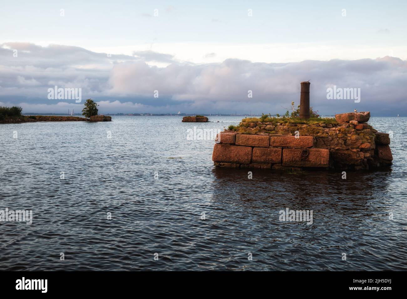 Puerto del primer fuerte sur de Kronstadt en el Golfo de Finlandia Foto de stock
