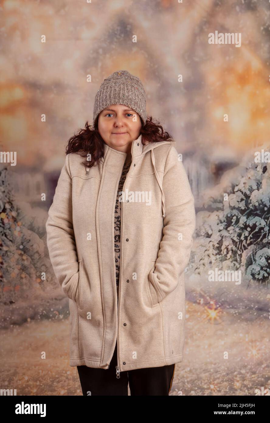 Mujer con gorra contra fondo de invierno Foto de stock