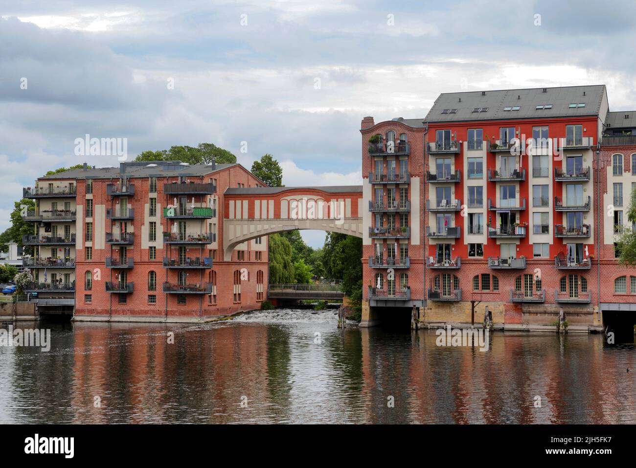 Casa de apartamentos con balcones en el Havel en Brandeburgo Foto de stock