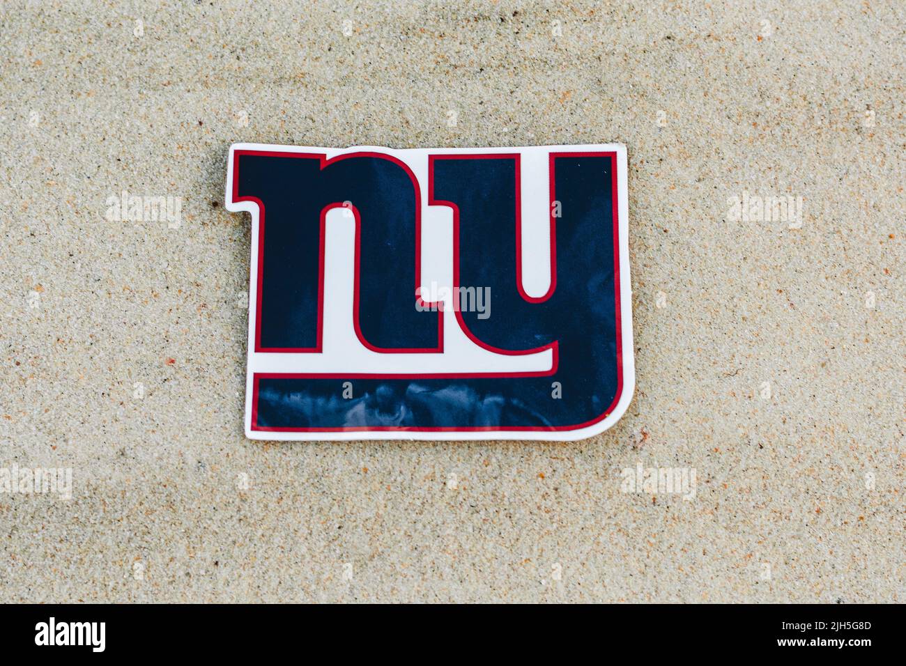 15 de septiembre de 2021, Moscú, Rusia. El emblema del club de fútbol New York Giants en la arena de la playa. Foto de stock