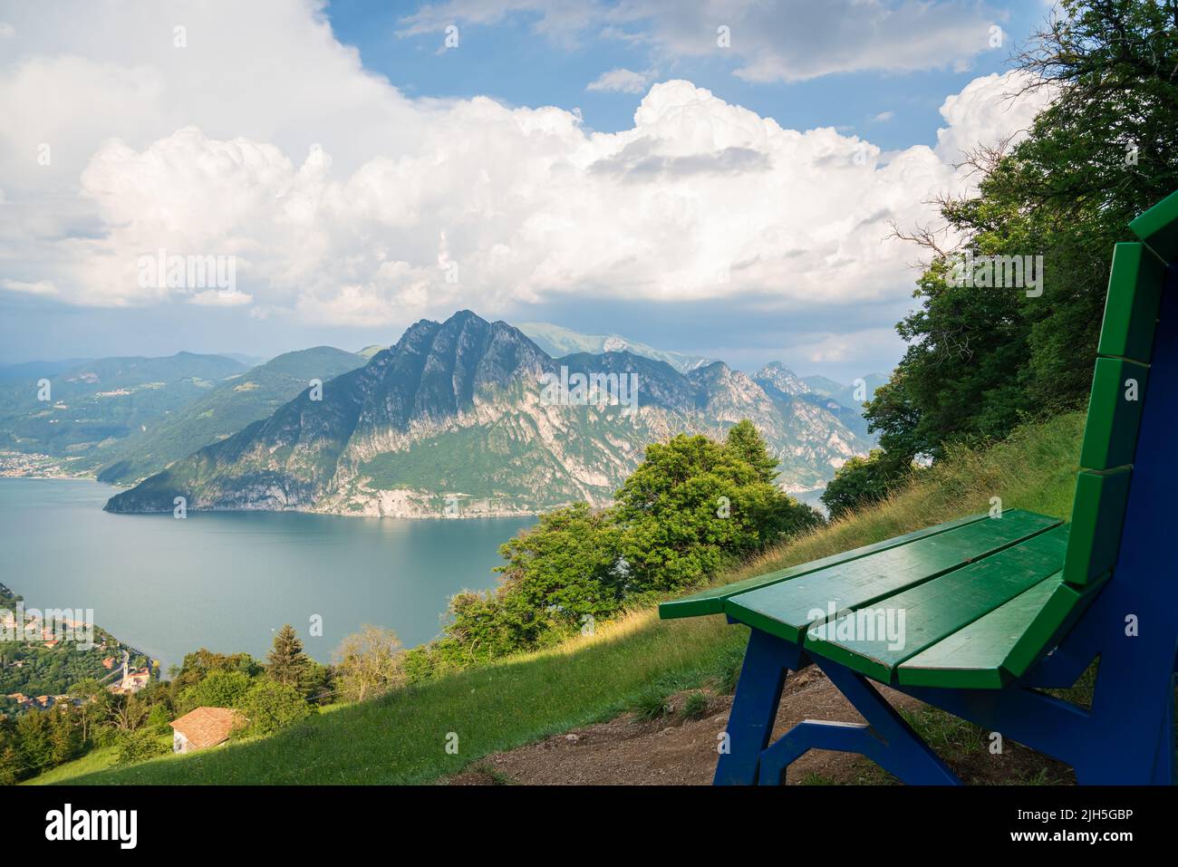 Vista desde 'Big Bench' al Lago Iseo y Monte Corna Trentapassi en un día soleado con nubes. Fonteno, Bérgamo, Lombardía, Italia. Foto de stock