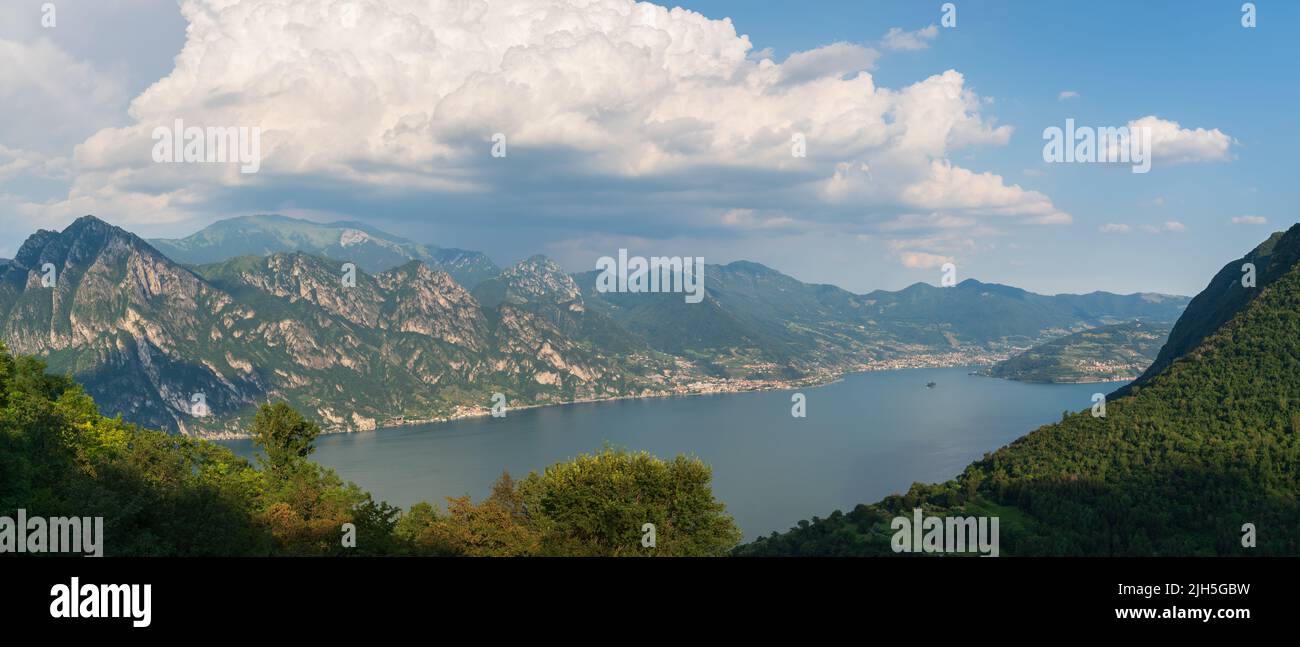 Panorama en el lago Iseo y el monte Corna Trentapassi en un día soleado con nubes. Bérgamo, Lombardía, Italia. Foto de stock