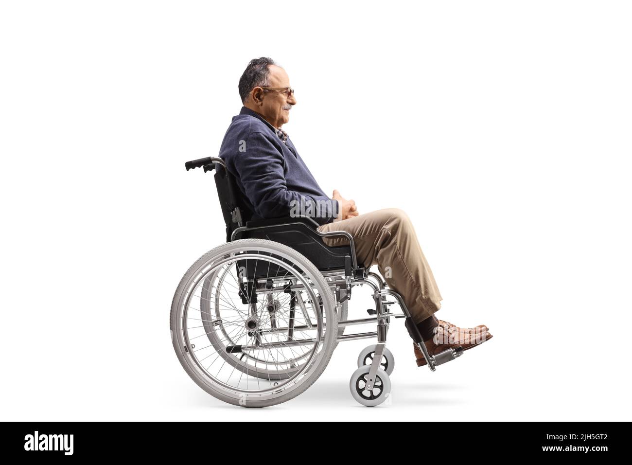 Plano de perfil completo de un hombre maduro sentado en una silla de ruedas aislado sobre fondo