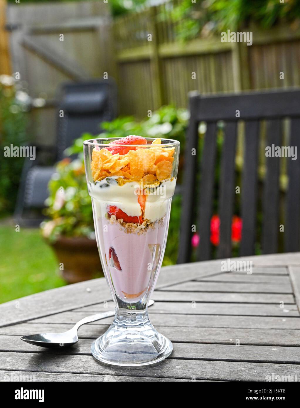 Saludable desayuno de verano de yogur, copos de granola y fresas frescas en el Reino Unido Foto de stock