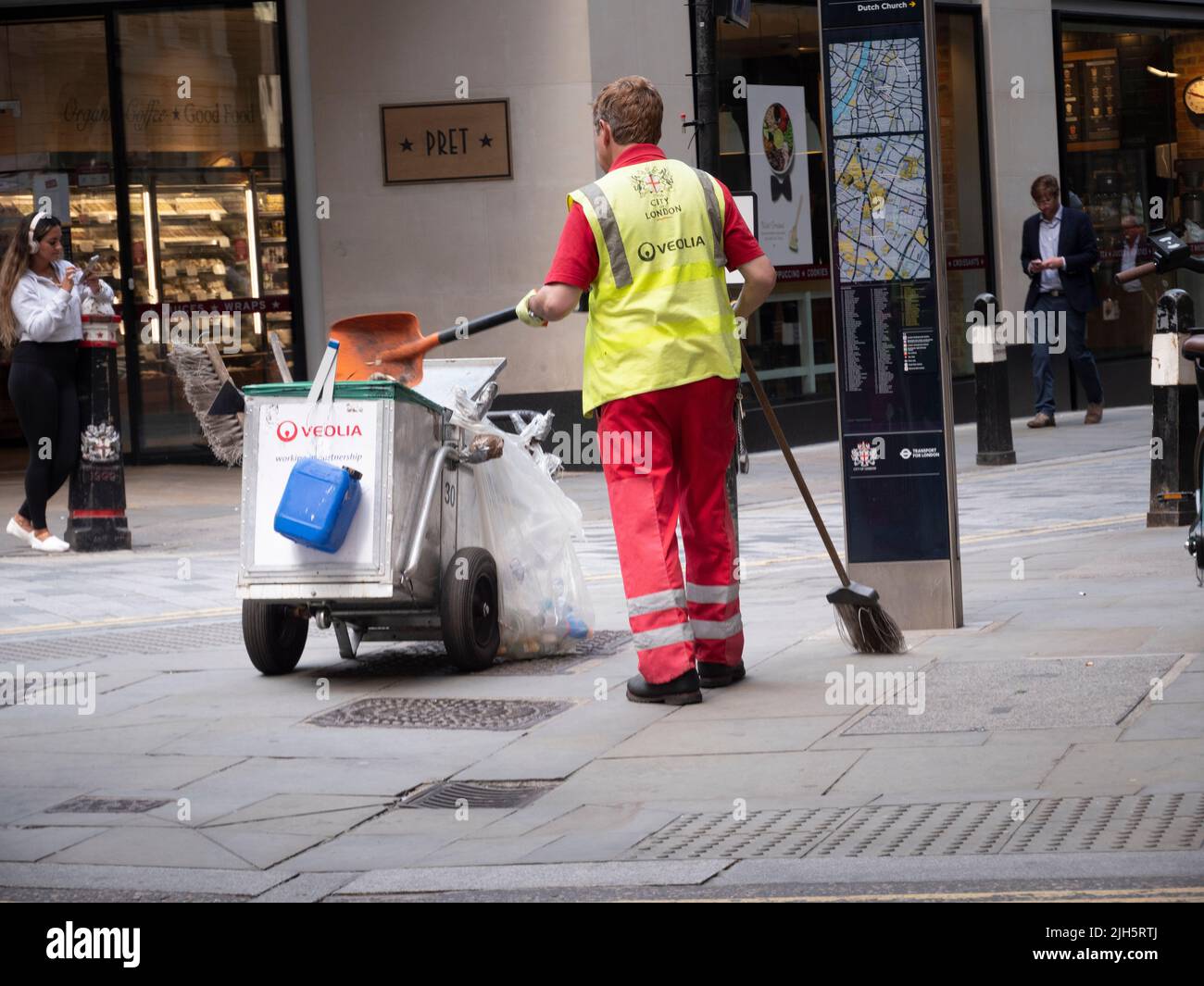 Veolia Street Limpiador con cepillo y carro City of London UK Foto de stock
