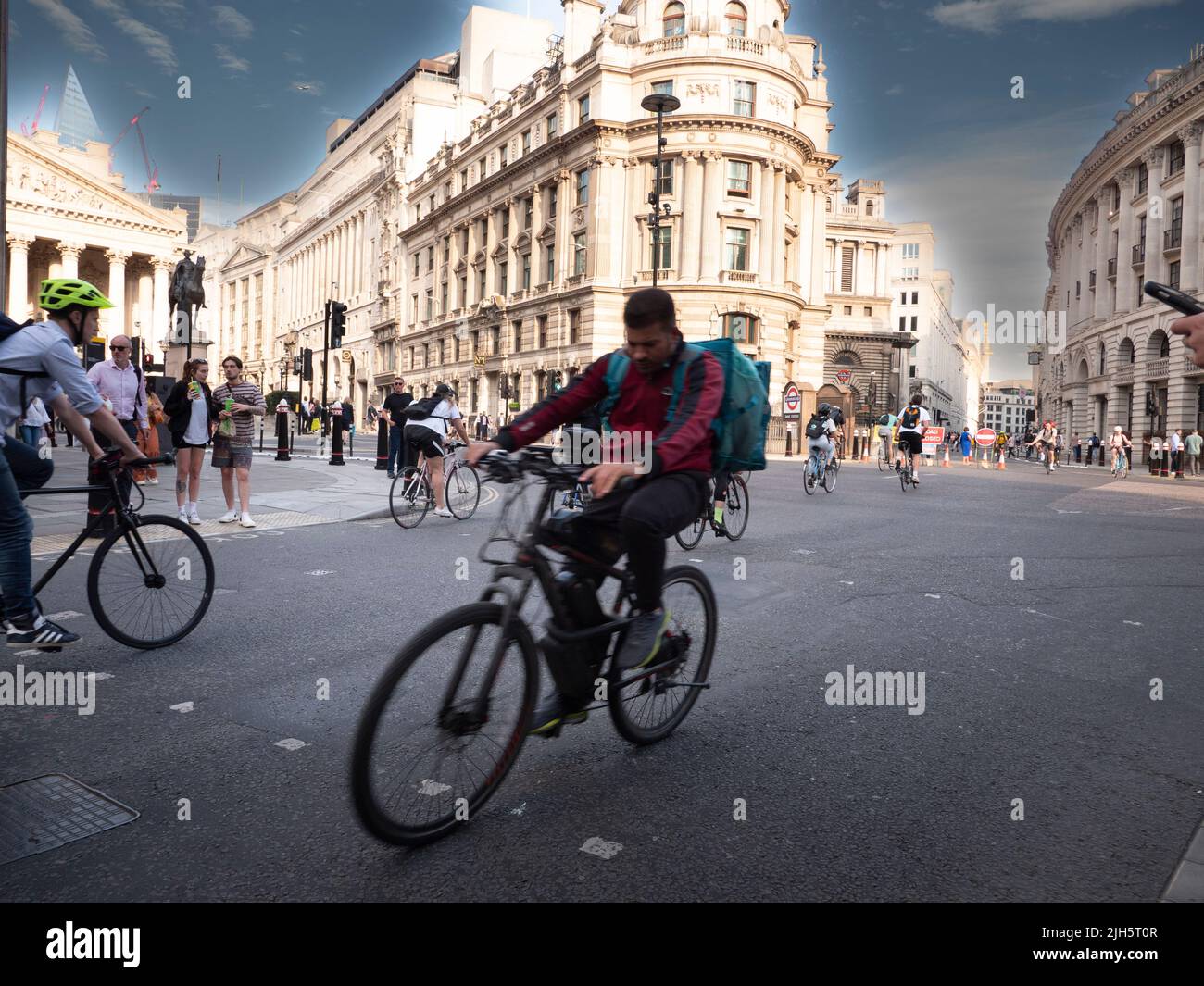 Piloto de entrega de alimentos Deliveroo, ciclistas en el área del Banco de la Ciudad de Londres, Foto de stock