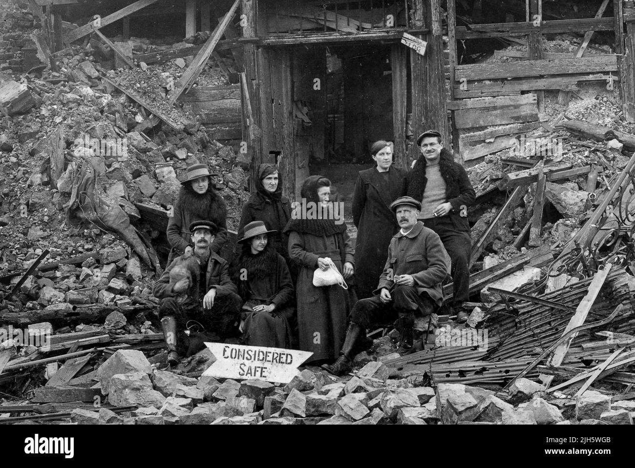 Guerra Mundial 1 WW1 familia francesa fuera de su casa destruida por los bombardeos en La Bassée en Nord-Pas-de-Calais 1918 Foto de stock