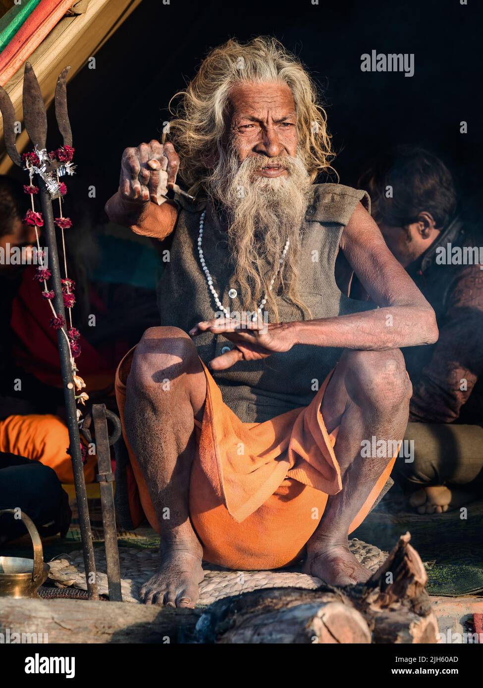 El santo hombre indio Amar Bharati Urdhavahu, que ha mantenido su brazo levantado por más de 40 años en honor del dios hindú Shiva, en el Festival Kumbh Mela en la India. Foto de stock