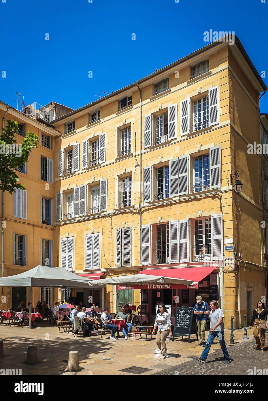 AIX-en-Provence, Francia, 2022 de mayo, vista de un restaurante con terraza en la plaza Universite Foto de stock