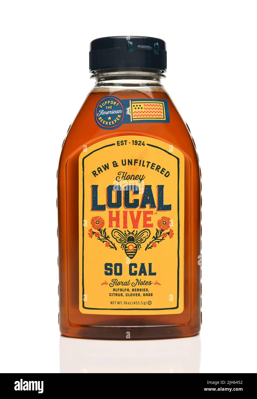 IRVINE, CALIFORNIA - 15 JUL 2022: Una botella de colmena local cruda y miel sin filtrar, So Cal. Foto de stock