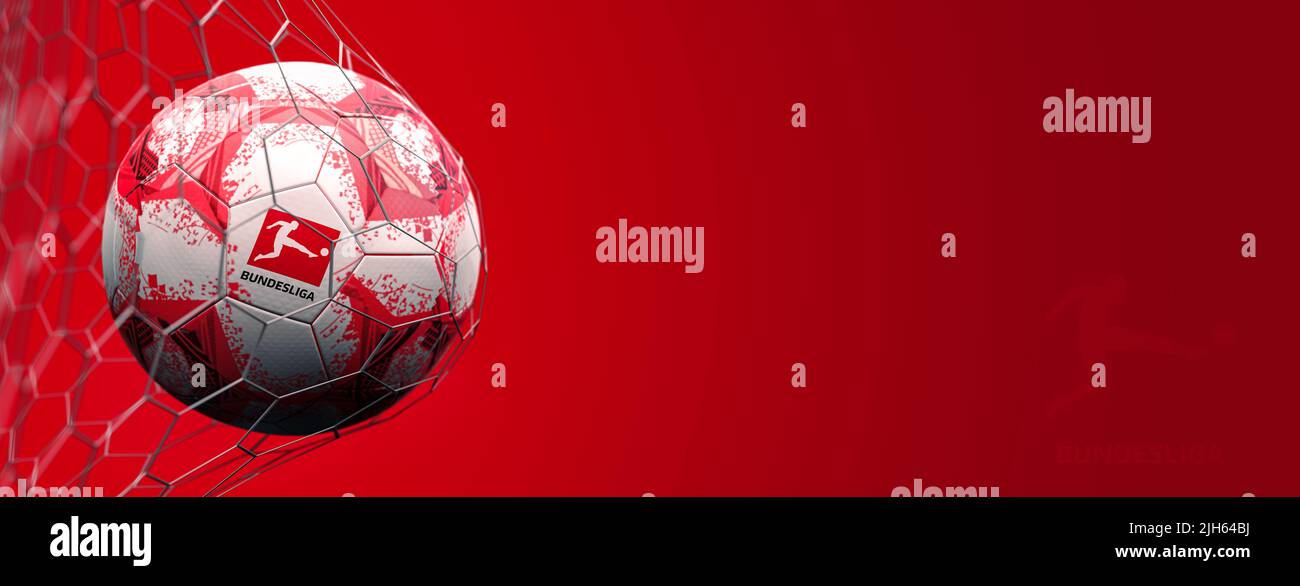 Guilherand-Granges, Francia - 15 de julio de 2022. Bundesliga de Alemania. Balón de fútbol en red con logo oficial de la Bundesliga. Representación 3D. Foto de stock