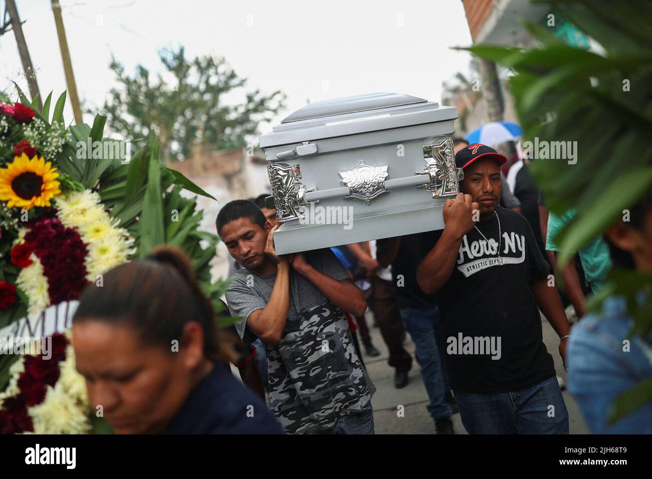 Familiares y amigos llevan el ataúd del difunto migrante José López, de 34 años, quien murió en un camión de remolque en Texas, mientras asistía a su funeral después de que sus restos fueran repatriados a México, en Celaya, estado de Guanajuato, México, el 15 de julio, 2022. REUTERS/Edgard Garrido Foto de stock