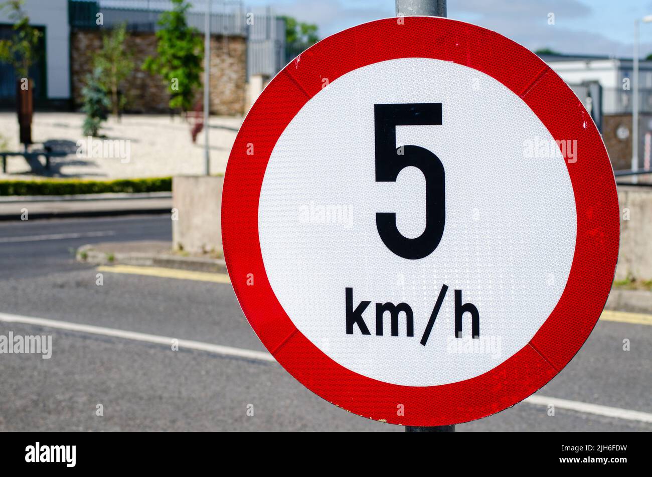 Señal de tráfico, que exige una velocidad de 5 km/h Fotografía de stock Alamy