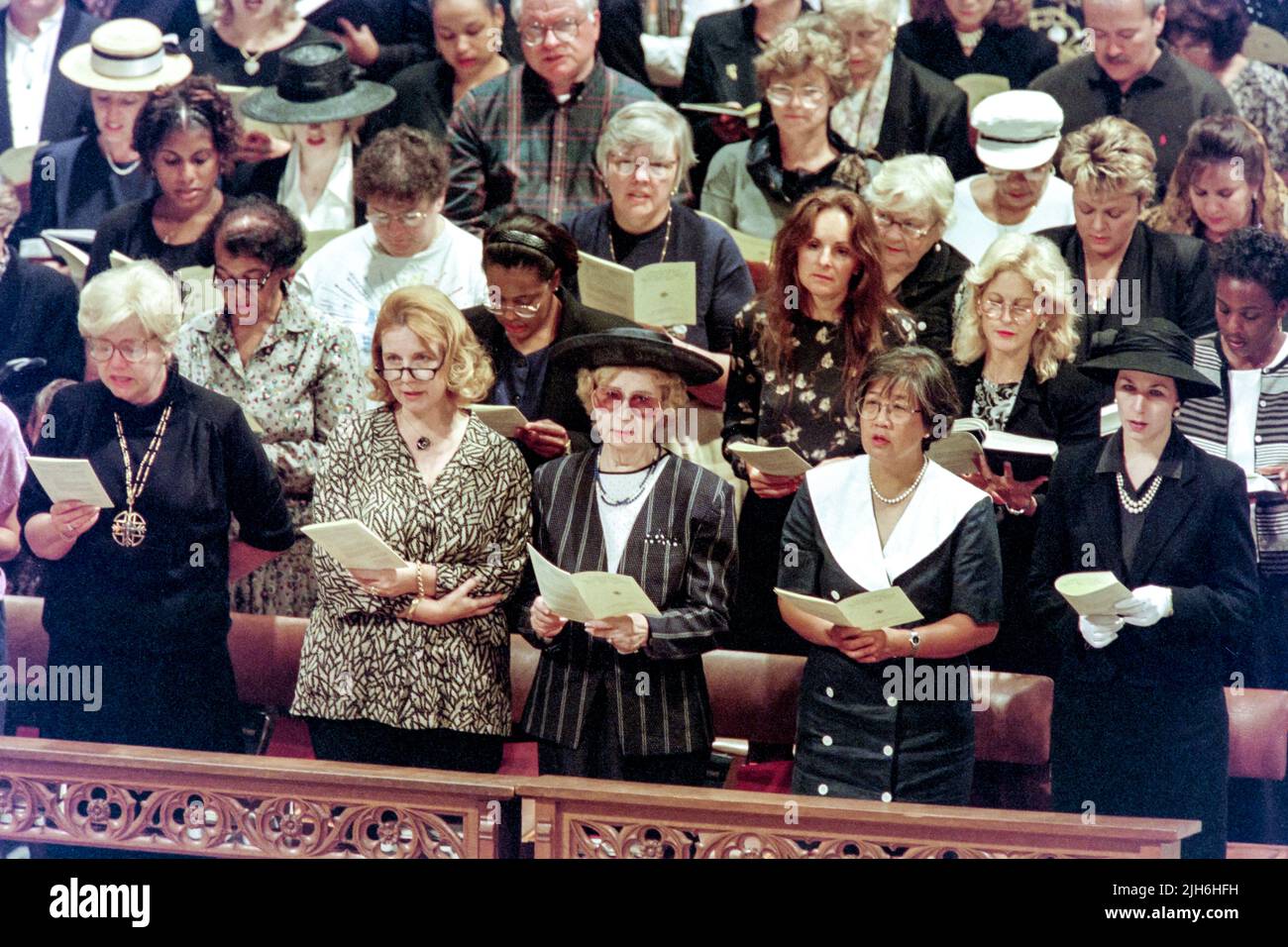 Miembros de la galería pública se unen al canto del Himno 608 durante un servicio conmemorativo y de oración a Diana, la Princesa de Gales, con ocasión de su muerte en la Catedral Nacional de Washington, el 6 de septiembre de 1997, en Washington, D.C. Foto de stock