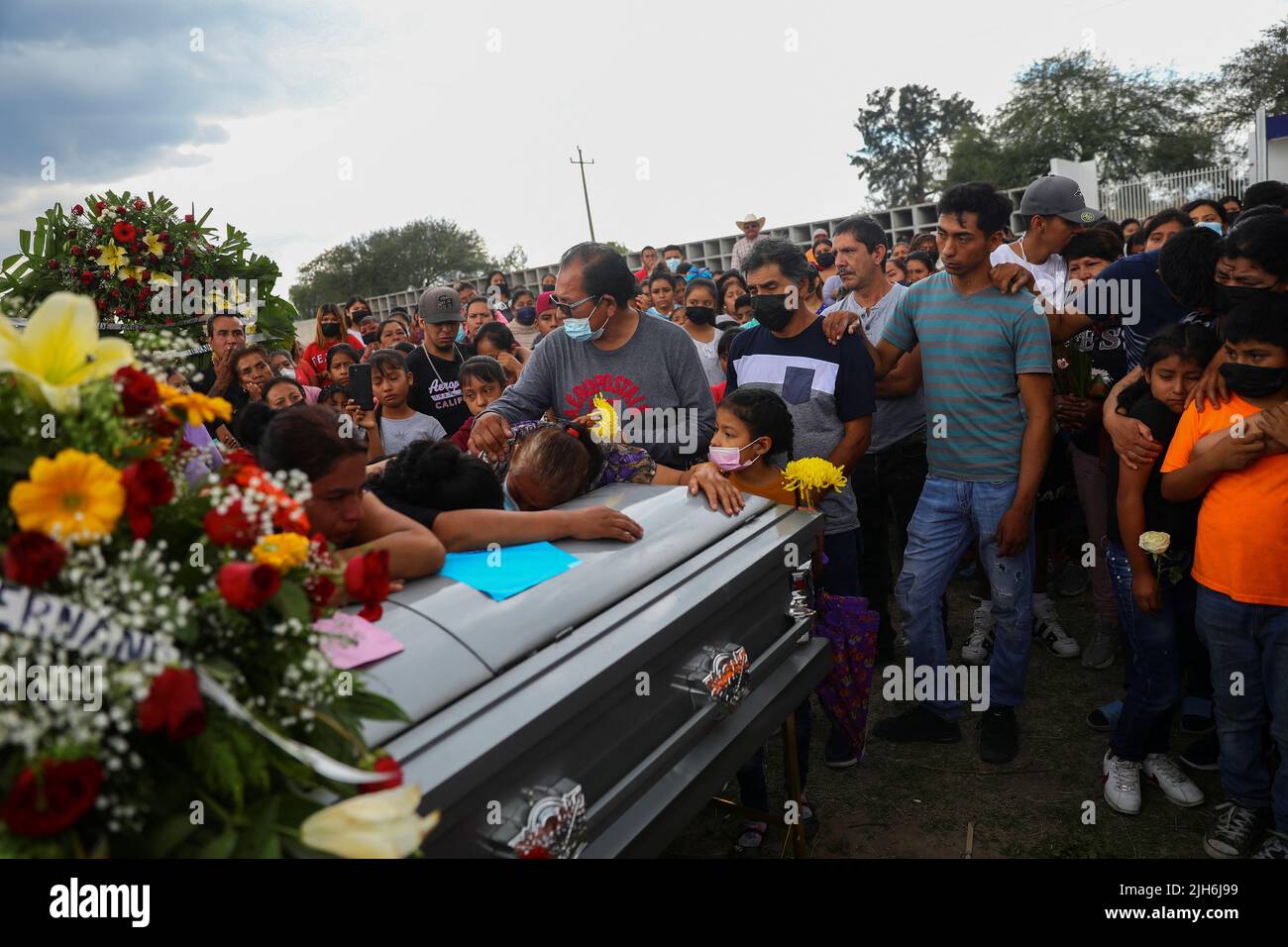 Familiares y amigos del difunto migrante José López, de 34 años, quien murió en un camión remolque en Texas, asisten a su funeral después de que sus restos fueran repatriados a México, en Celaya, estado de Guanajuato, México, el 15 de julio, 2022. REUTERS/Edgard Garrido Foto de stock