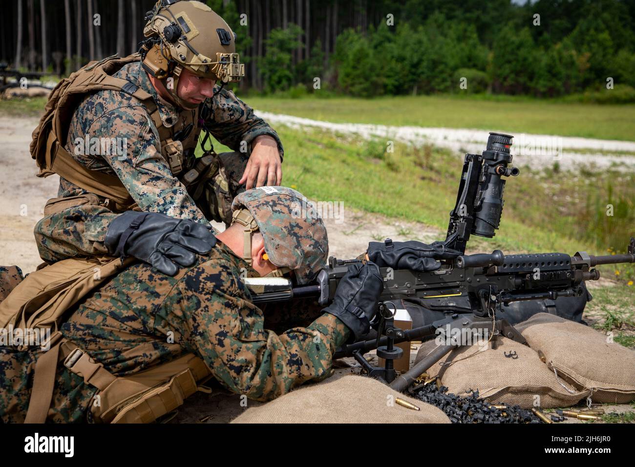 Los Marines de EE.UU. Con la II Fuerza Expedicionaria de Marines (II MEF) lideran un campo de tiro con fuego vivo de ametralladora M240B con los Midshipmen del Cuerpo de Entrenamiento de Oficiales de Reserva Naval (NROTC) durante su Programa de Entrenamiento de Verano en el Campamento Base del Cuerpo de Marines Lejeune, N.C., 13 de julio de 2022. NROTC Midshipmen Summer Training desarrolla y capacita a Midshipmen para proporcionar a la Flota un componente y un oficial comisionado del Servicio Naval profesional. (EE. UU Marine Corps foto por Lance Cpl. Nicholas Guevara) Foto de stock