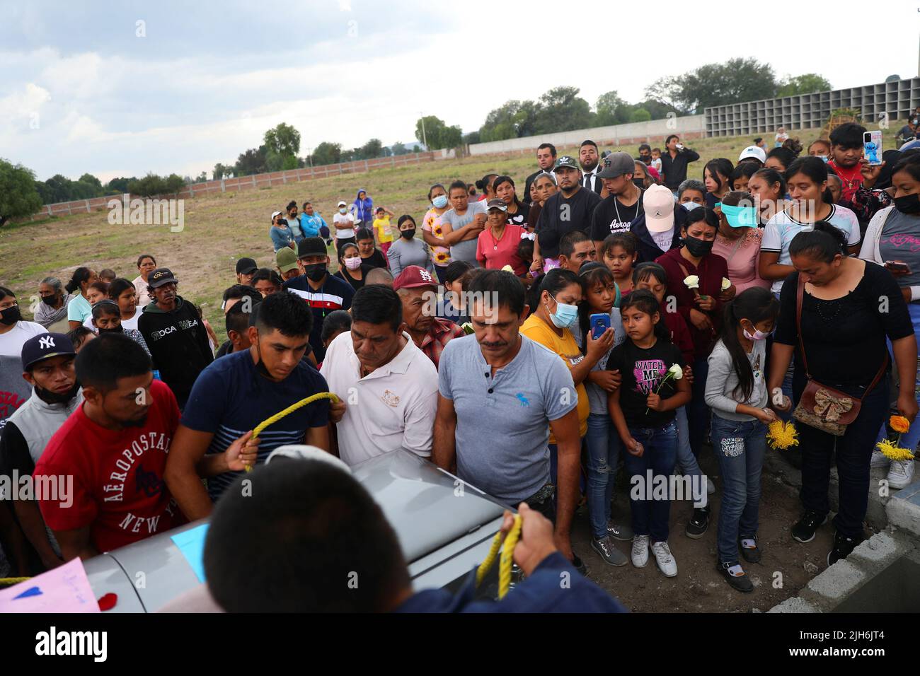 Los hombres llevan el ataúd del difunto migrante José López, de 34 años, quien murió en un camión de remolque en Texas, durante su funeral después de que sus restos fueran repatriados a México, en Celaya, estado de Guanajuato, México, el 15 de julio, 2022. REUTERS/Edgard Garrido Foto de stock