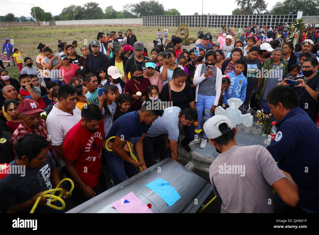 Los hombres llevan el ataúd del difunto migrante José López, de 34 años, quien murió en un camión de remolque en Texas, durante su entierro, en Celaya, estado de Guanajuato, México, 15 de julio de 2022. REUTERS/Edgard Garrido Foto de stock