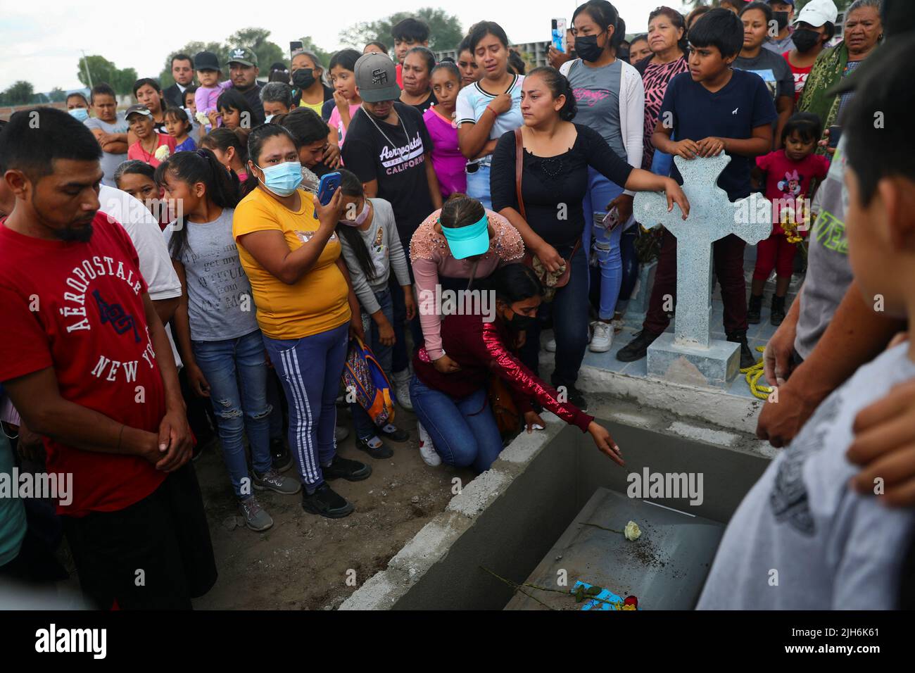 La gente reacciona sobre el ataúd del difunto migrante José López, de 34 años, quien murió en un camión de remolque en Texas, durante su entierro, en Celaya, estado de Guanajuato, México, 15 de julio de 2022. REUTERS/Edgard Garrido Foto de stock