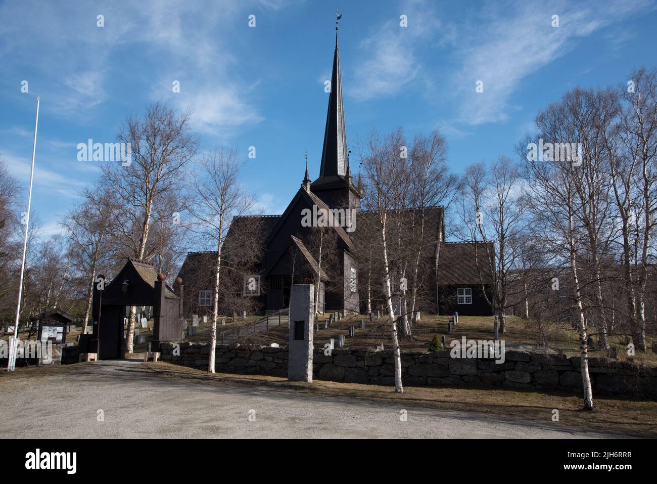 La iglesia de Lesja fue construida en 1749 con diseño cruciforme en Gudbrandsdalen, Noruega, en el condado de Innlandet. Foto de stock