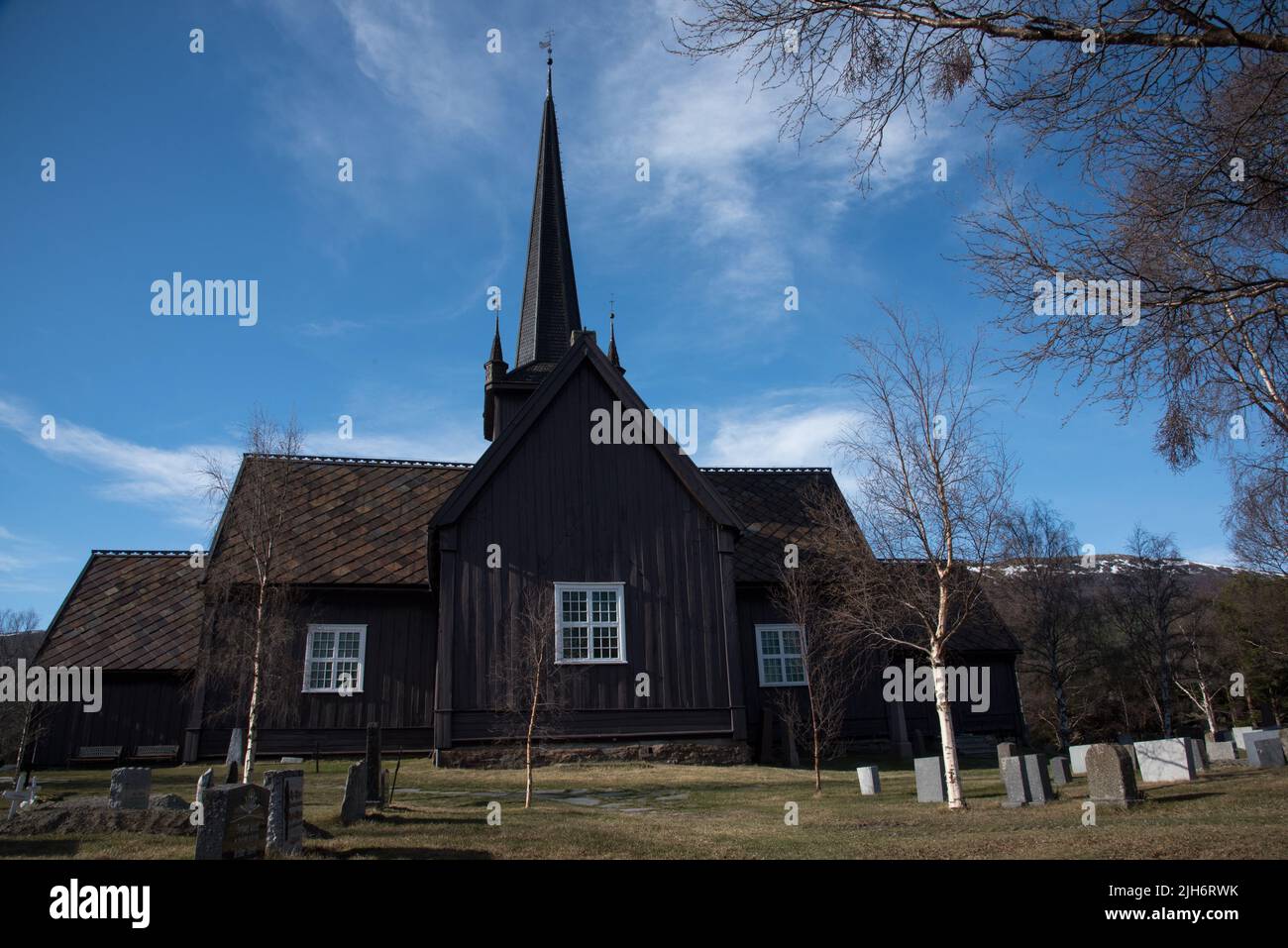 La iglesia de Lesja fue construida en 1749 con diseño cruciforme en Gudbrandsdalen, Noruega, en el condado de Innlandet. Foto de stock
