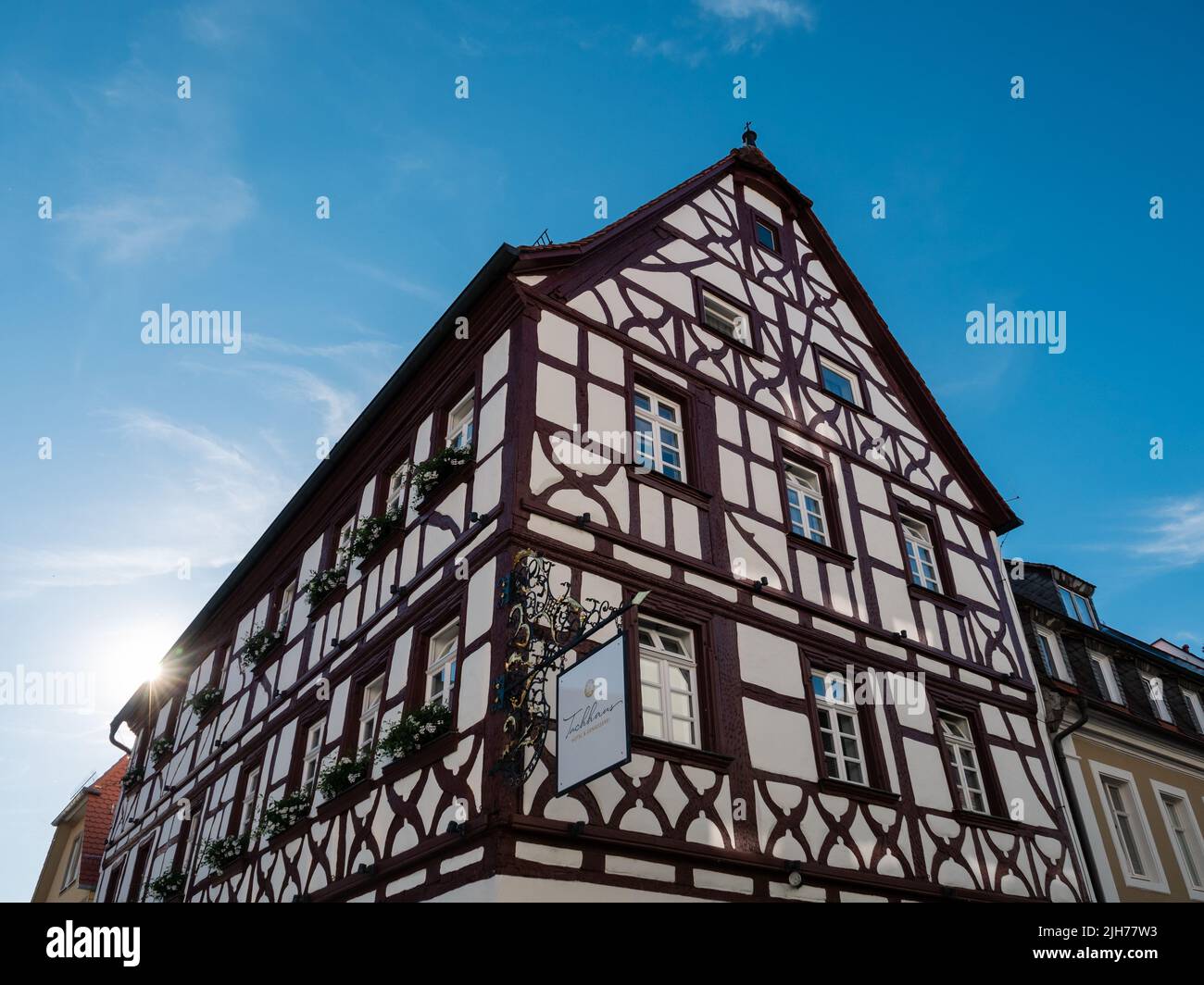 Volkach, Baviera, Alemania - Junio 2 2022: Hotel Tuchhaus, una casa de entramado de madera en Frankonia. Foto de stock