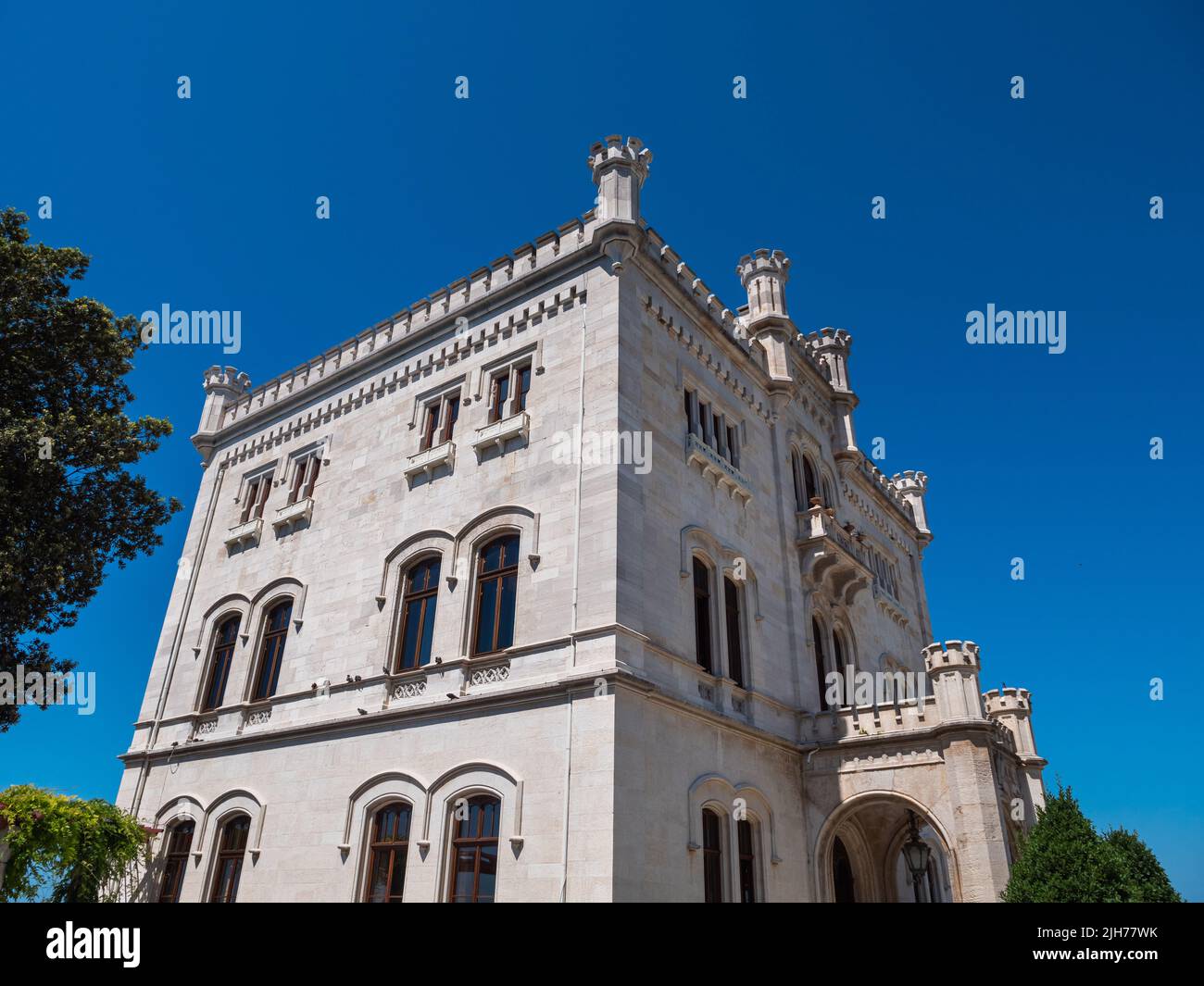 Castillo de Castello di Miramare Fachada exterior en Grignano Italia Foto de stock