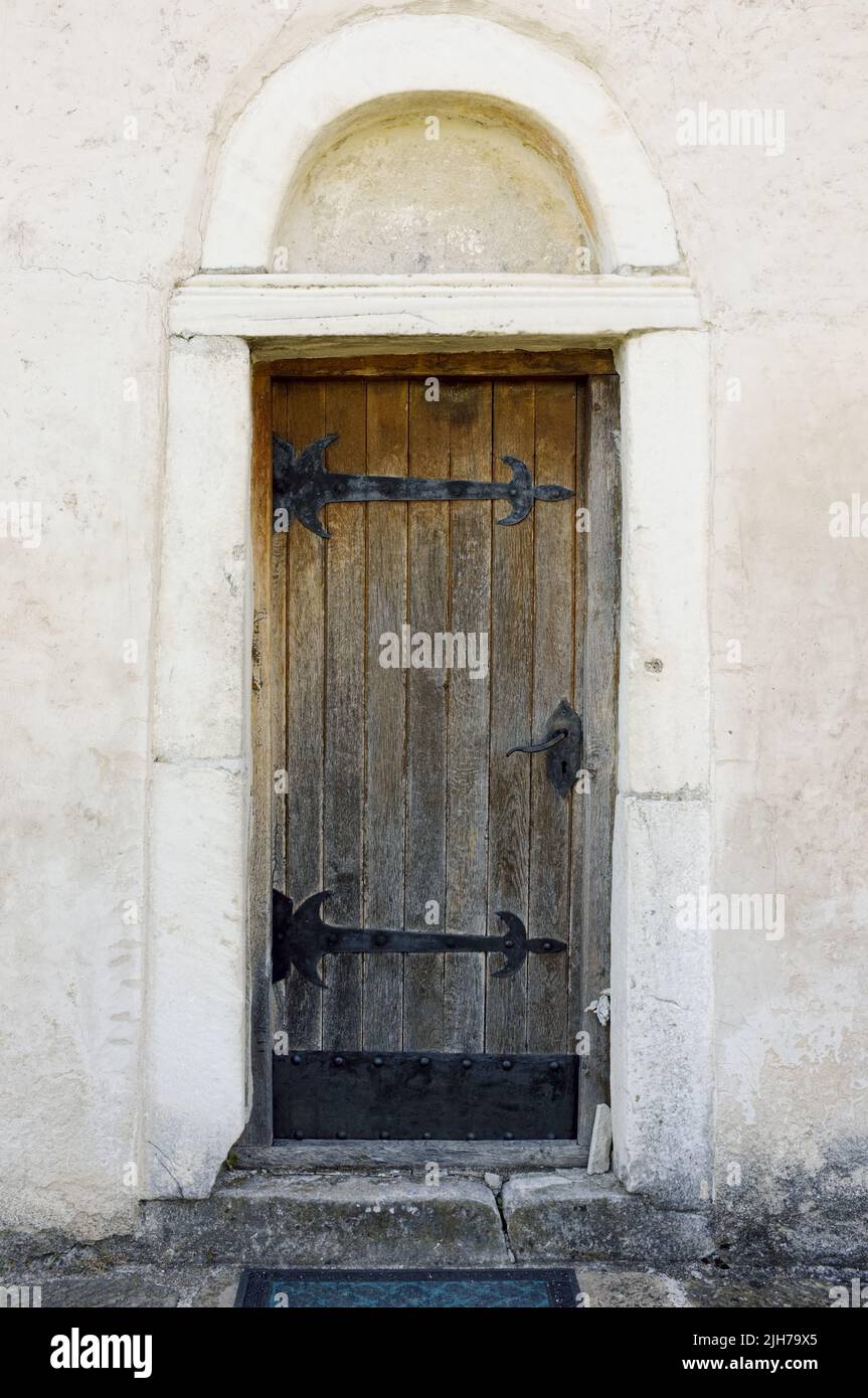 Pequeña puerta medieval de madera en una iglesia medieval de Serbia Foto de stock