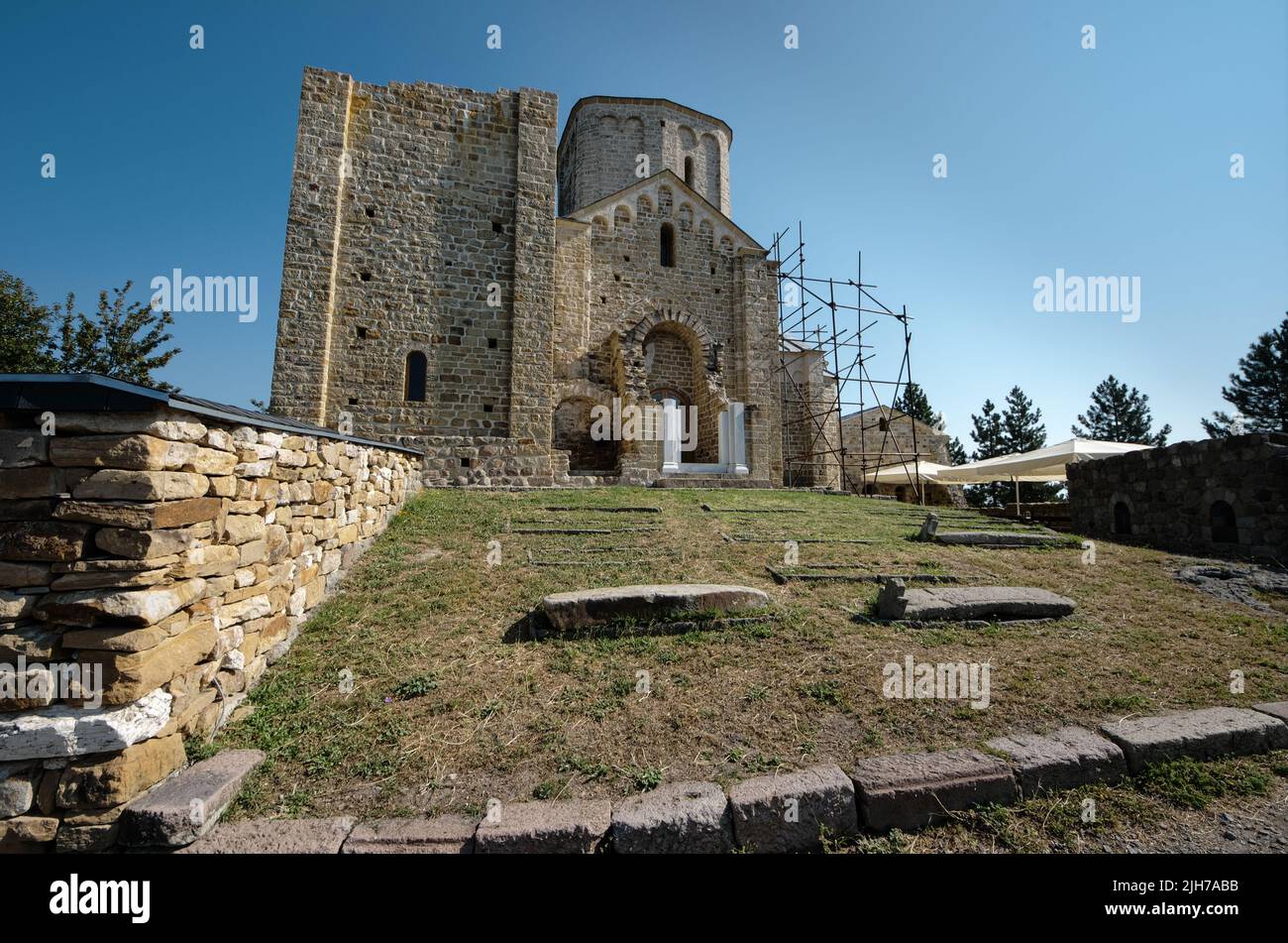iglesia de San Jorge en el monasterio ortodoxo serbio de Djurdjevi Stupovi en Serbia Foto de stock