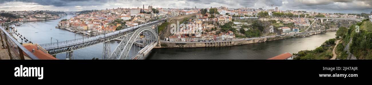 Vista desde el Monasterio da Serra do Pilar al puente Ponte Dom Luís I y el barrio Ribeira de Porto, Portugal. Imagen panorámica unida desde Foto de stock