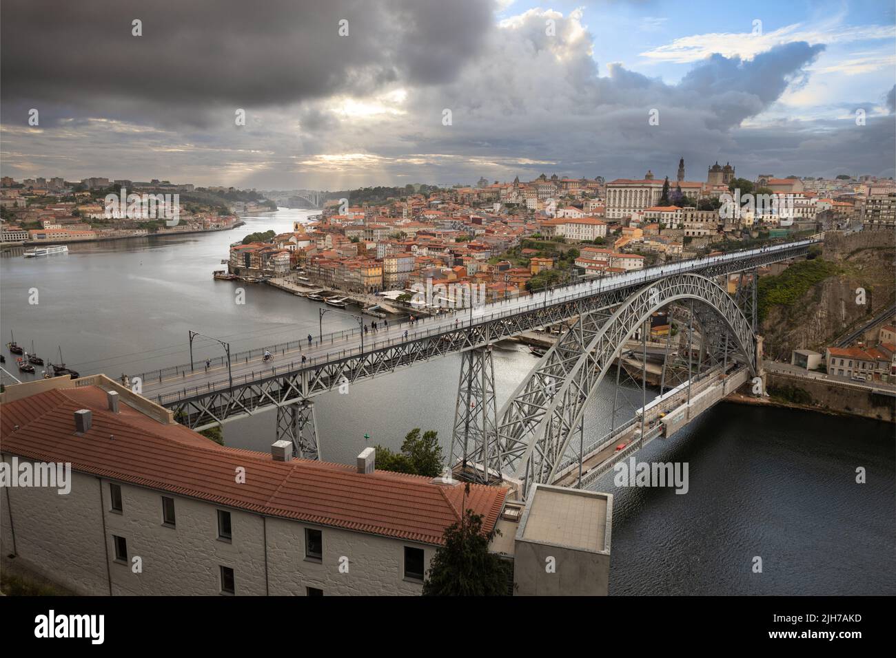 Vista desde el Monasterio da Serra do Pilar al puente Ponte Dom Luís I y el barrio Ribeira de Porto, Portugal. Foto de stock