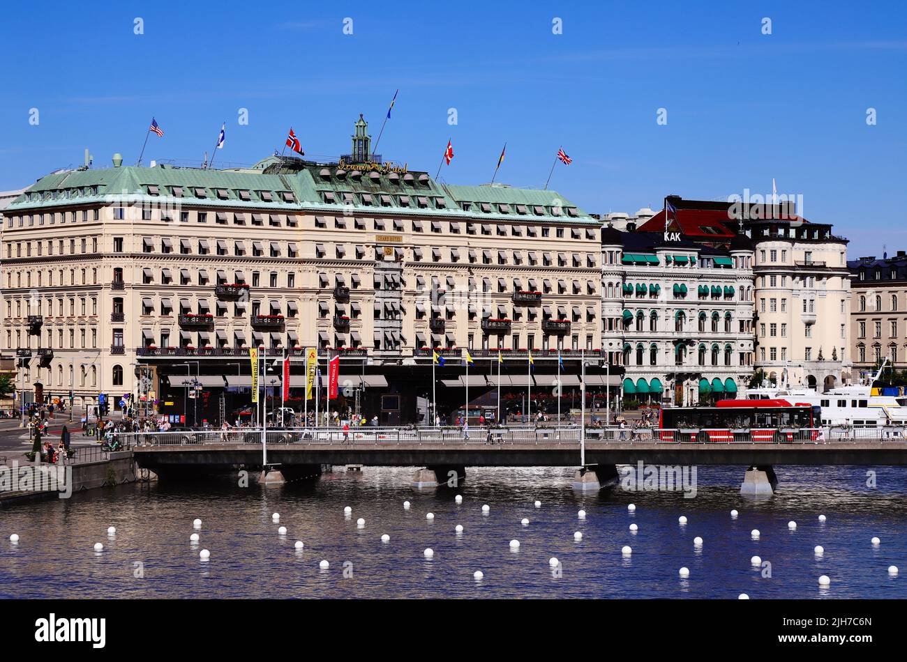 Estocolmo, Suecia - 12 de julio de 2022: El Estocolmo Grand Hotel visto desde el palacio real. Foto de stock