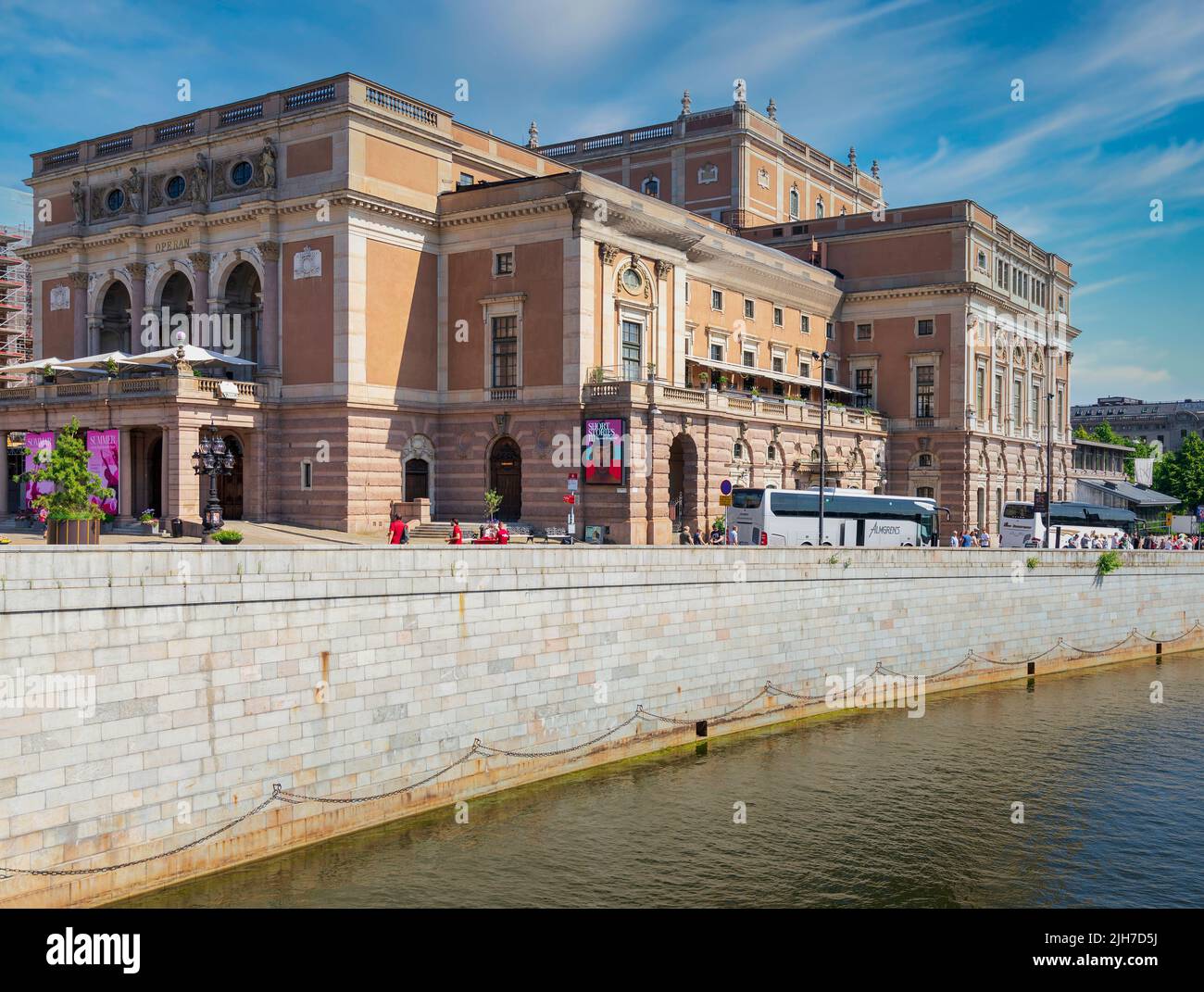 Estocolmo, Suecia - Junio 26 2022: Royal Swedish Opera House, en sueco: Kungliga Operan, ubicado en el centro de la capital de Suecia, Estocolmo, en el distrito de Norrmalm, en un día soleado de verano Foto de stock