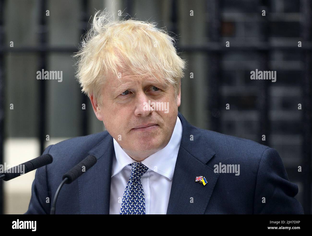 El primer ministro británico Boris Johnson pronunció su discurso de renuncia en Downing Street, el 7th de julio de 2022. Foto de stock