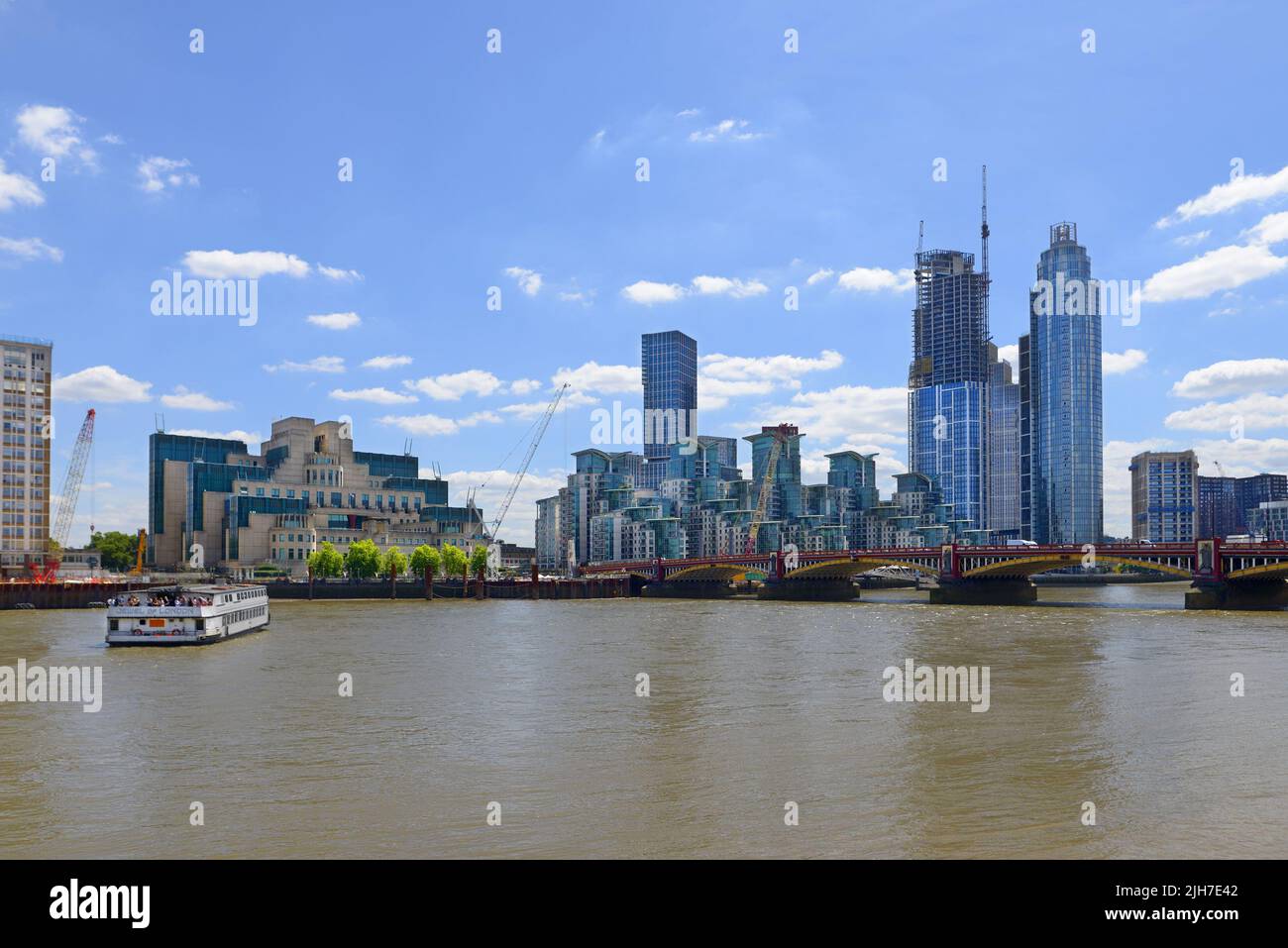 Londres, Inglaterra, Reino Unido. Modernos bloques de apartamentos en la urbanización St George Wharf junto al río en Vauxhall Foto de stock