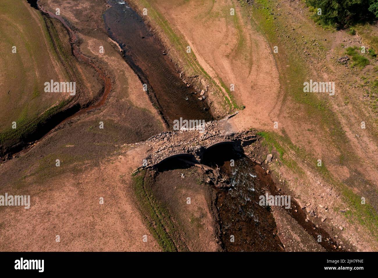 MERTHYR TYDFIL, GALES - JULIO de 16: Vista aérea de un puente expuesto normalmente bajo el agua en el embalse de Llwyn-on, el mayor de los tres embalses Foto de stock