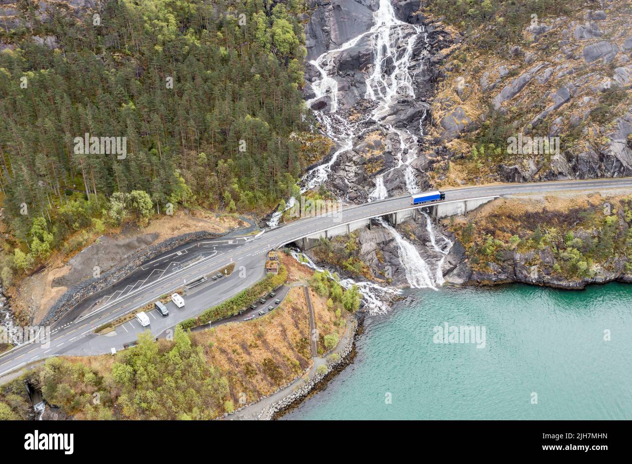 Vista aérea sobre la cascada Langfoss en el Akrafjord, zona de aparcamiento para turistas, Noruega. Foto de stock