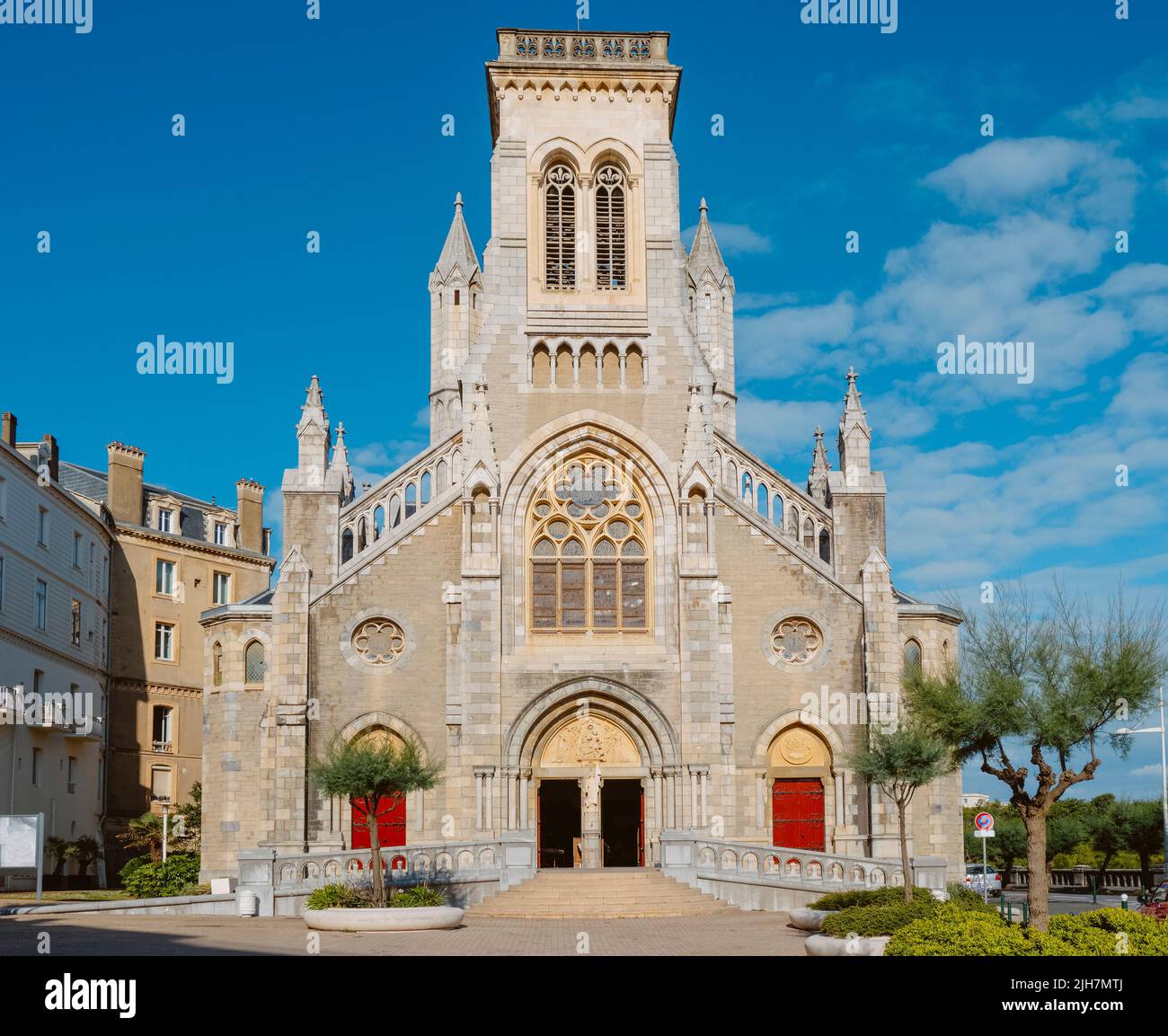 Vista de la fachada principal de la Iglesia Sainte-Eugenie en Biarritz, Francia Foto de stock