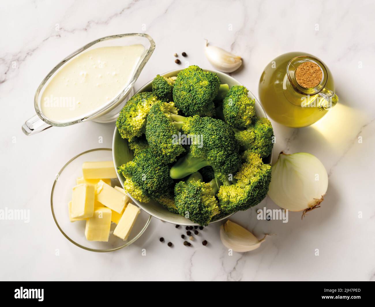 Ingredientes crudos para cocinar crema de brócoli: Brócoli, crema,  mantequilla, ajo, cebolla y aceite de oliva. Puré de sopa de brócoli receta  Fotografía de stock - Alamy