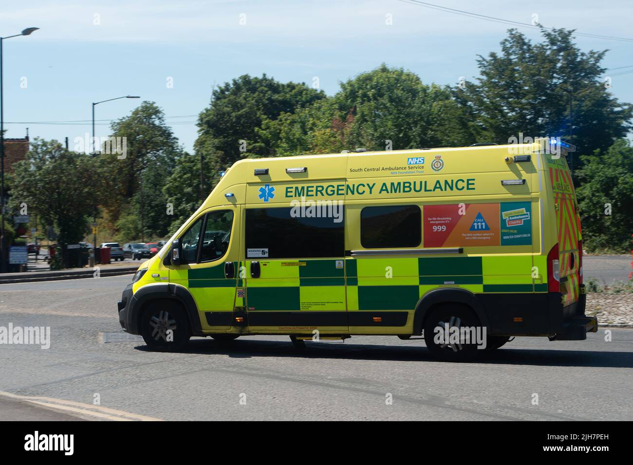 Slough, Reino Unido. 16th de julio de 2022. Una ambulancia de emergencia del NHS llega al hospital Wexham Park. El número de casos positivos de Covid-19 en toda Inglaterra está aumentando bruscamente de nuevo y, a medida que la ola de calor tensa los servicios de ambulancia, se está presionando más al NHS, mientras que muchos miembros del personal se ausentan con Covid-19. Crédito: Maureen McLean/Alamy Live News Foto de stock