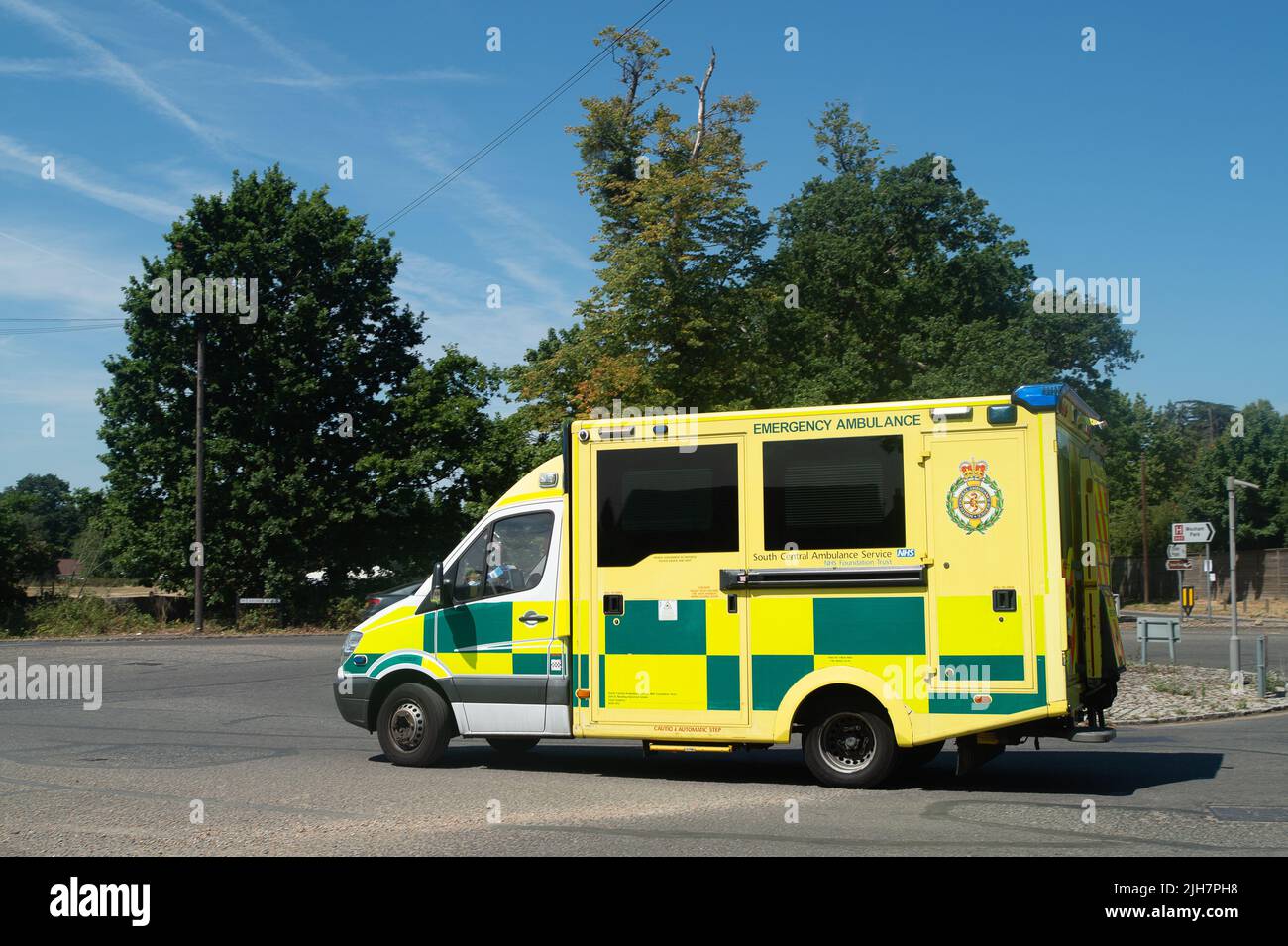 Slough, Reino Unido. 16th de julio de 2022. Una ambulancia de emergencia del NHS llega al hospital Wexham Park. El número de casos positivos de Covid-19 en toda Inglaterra está aumentando bruscamente de nuevo y, a medida que la ola de calor tensa los servicios de ambulancia, se está presionando más al NHS, mientras que muchos miembros del personal se ausentan con Covid-19. Crédito: Maureen McLean/Alamy Live News Foto de stock