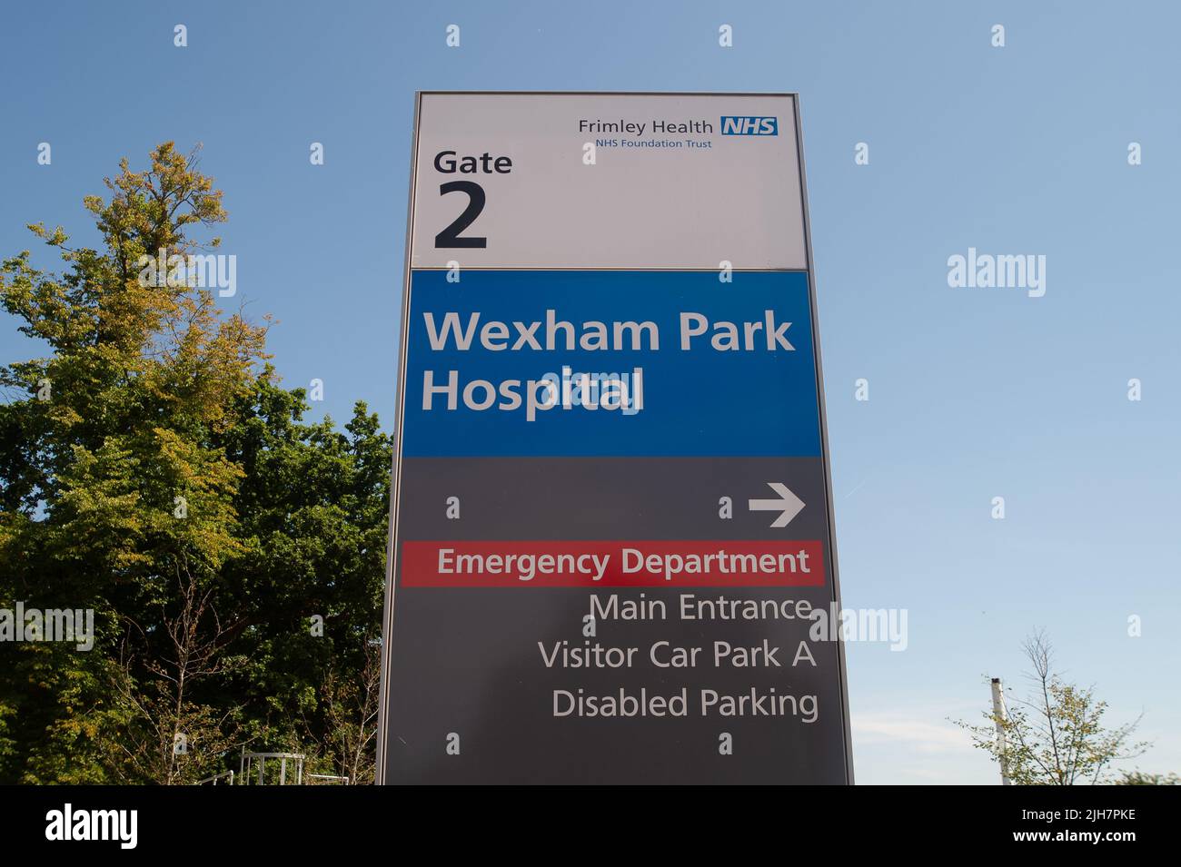 Slough, Reino Unido. 16th de julio de 2022. El Hospital de Wexham Park ha reintroducido el requisito de usar mascarillas cuando acude al hospital. El número de casos positivos de Covid-19 en toda Inglaterra está aumentando bruscamente de nuevo y, a medida que la ola de calor tensa los servicios de ambulancia, se está presionando más al NHS, mientras que muchos miembros del personal se ausentan con Covid-19. Crédito: Maureen McLean/Alamy Live News Foto de stock