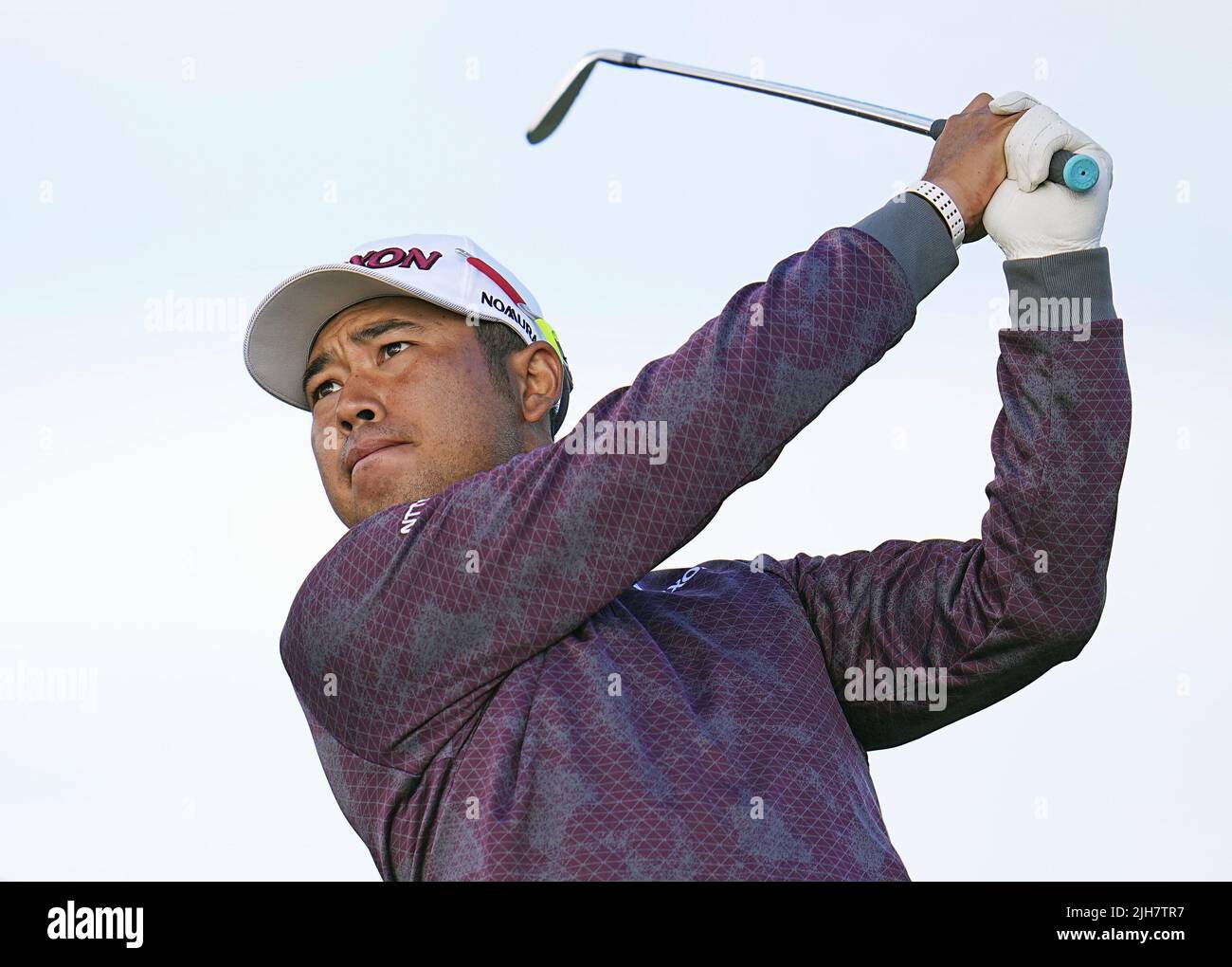 Hideki Matsuyama de Japón golpea el tee 11th durante la segunda ronda del campeonato de golf del British Open el 15 de julio de 2022, en el Old Course en St. Andrews, Escocia. (Kyodo)==Foto de Kyodo vía crédito: Noticias en vivo de Newscom/Alamy Foto de stock