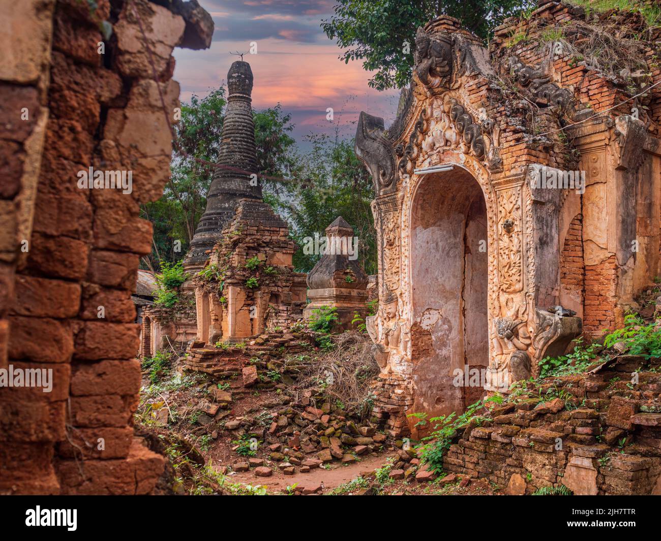 Ruinas y restos de antiguas pagodas y estupas budistas en la aldea Indein Foto de stock