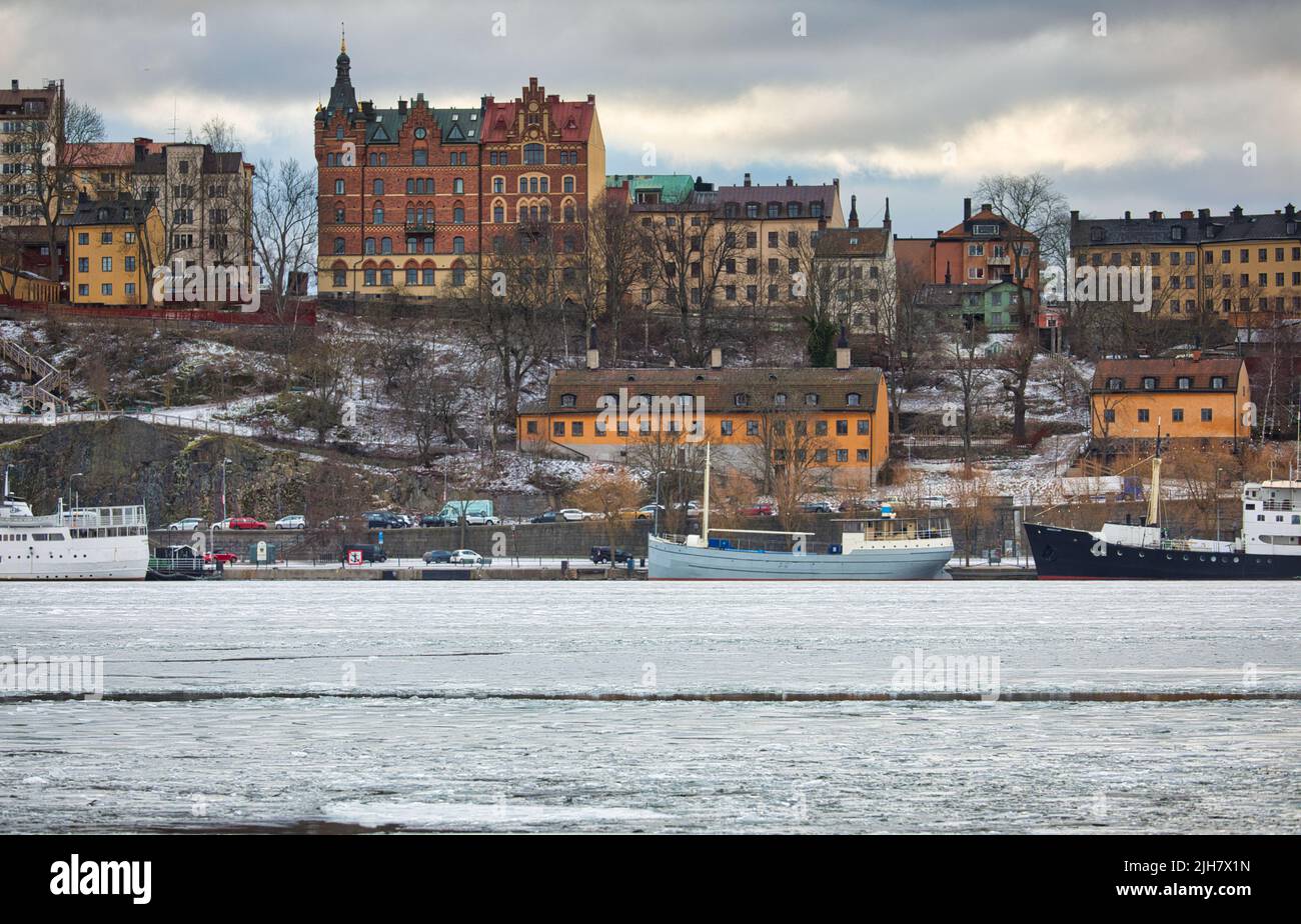 Vea Frozen Riddarfjarden (la bahía más oriental del lago Malaren) hasta Sodermalm, Estocolmo, Suecia Foto de stock