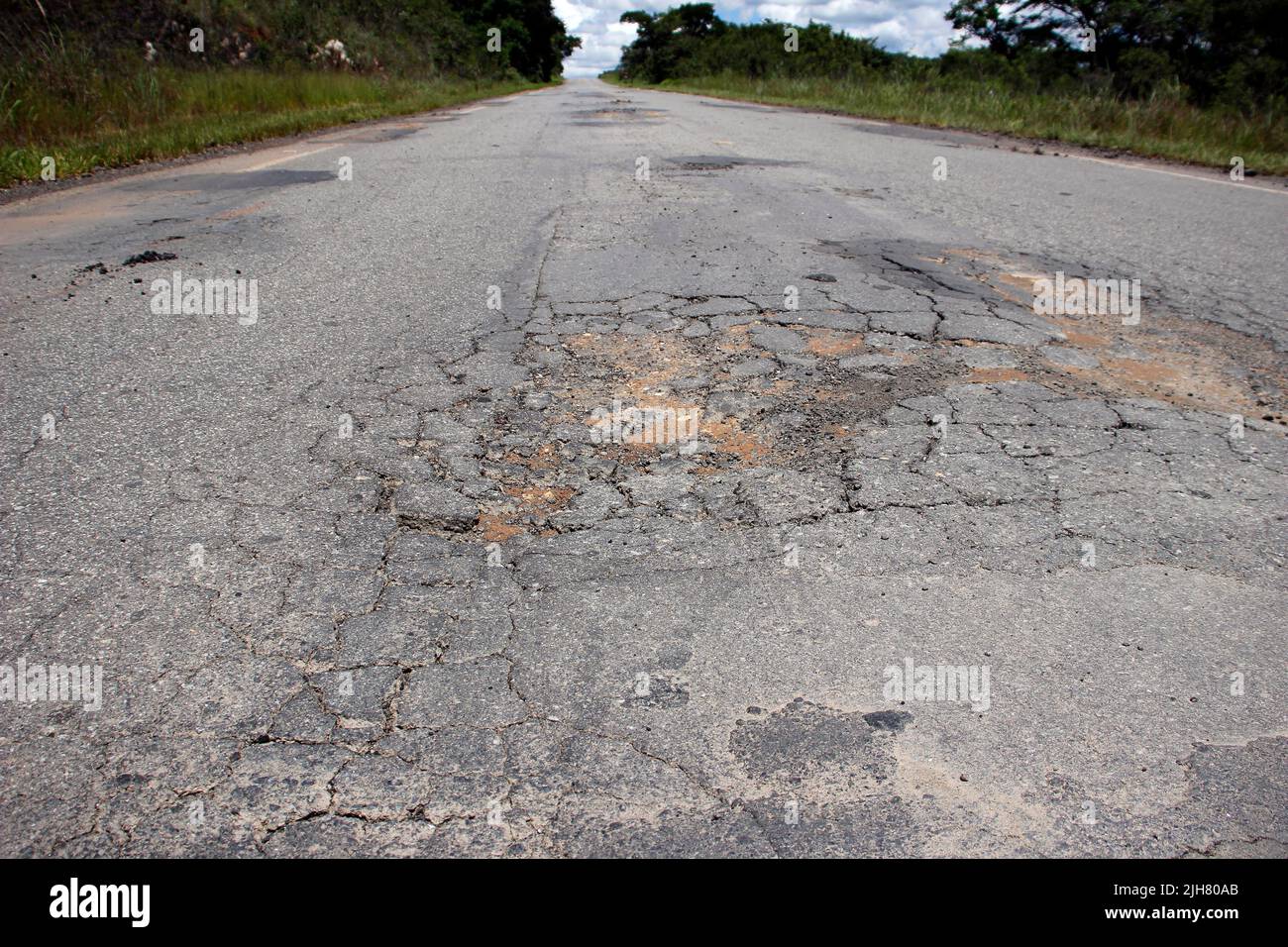 techo de carretera con asfalto defectuoso y estropeado, peligroso para el tráfico Foto de stock