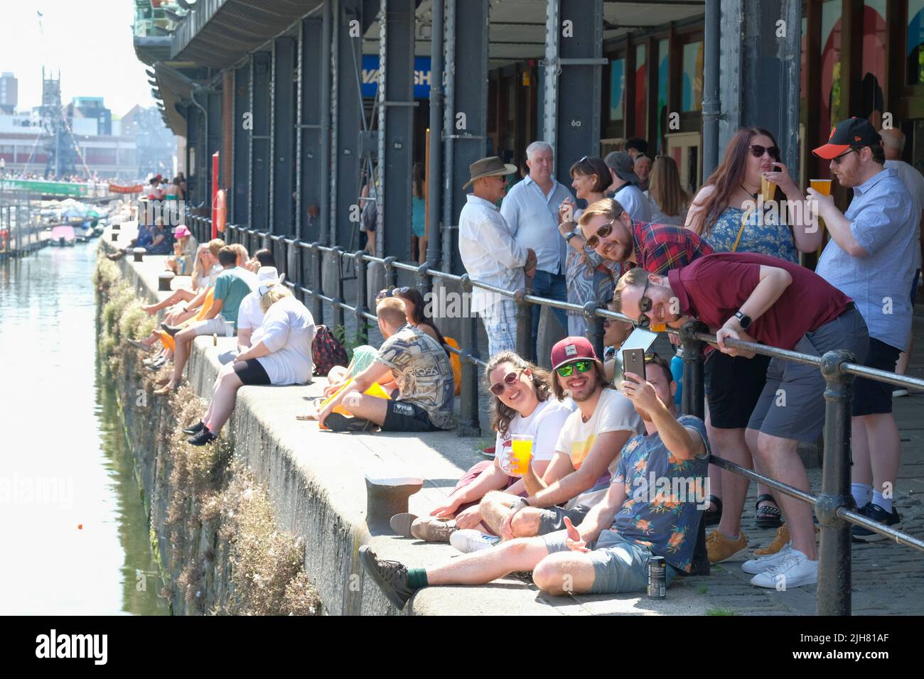 Bristol, Reino Unido. 16th de julio de 2022. Tiempo en el Reino Unido: Caluroso y soleado en el Festival Harbourside de Bristol, Bristol, Reino Unido Crédito: Sr. Standfast/Alamy Live News Crédito: Sr. Standfast/Alamy Live News Foto de stock
